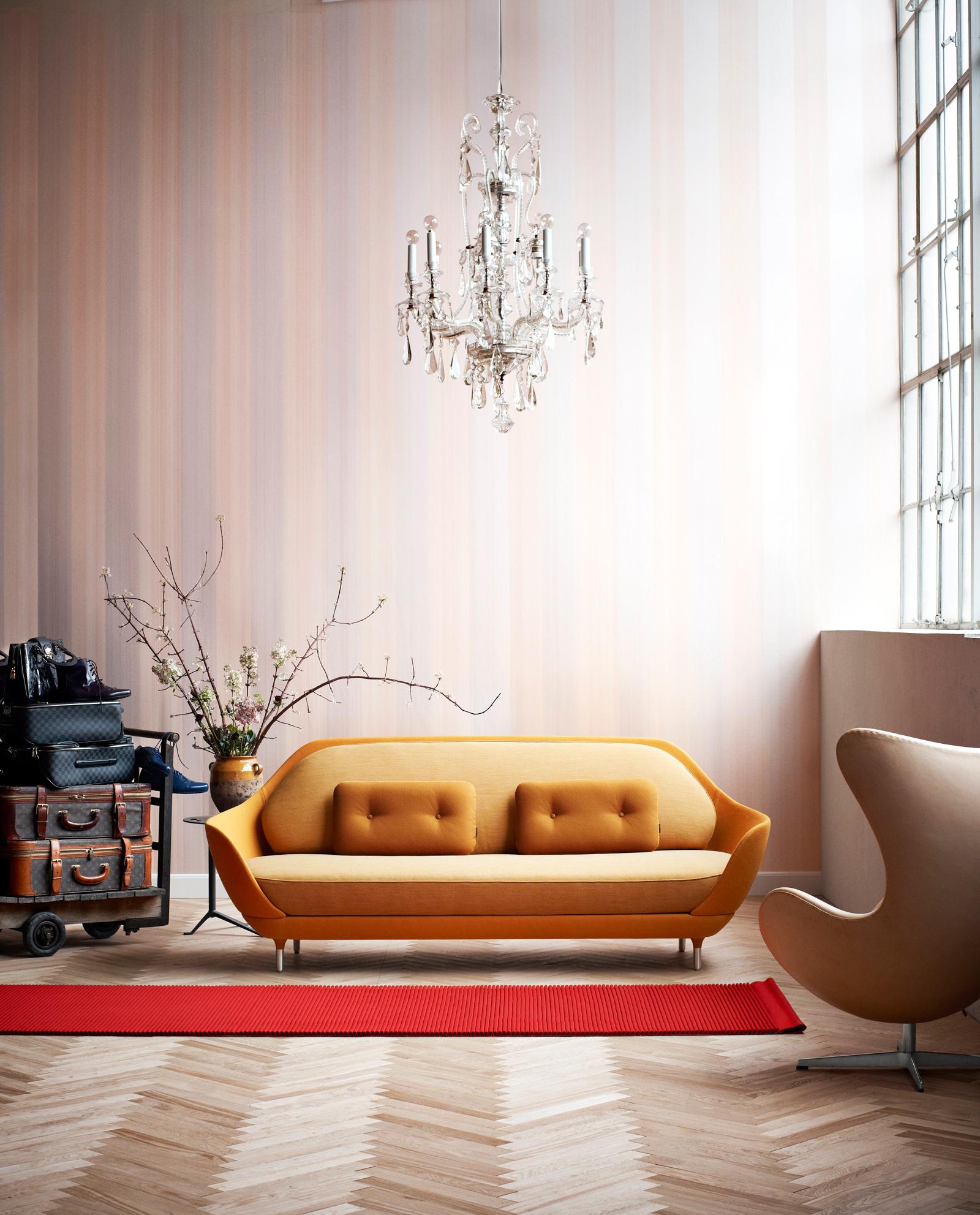 Designer-Sofa in Orange #kronleuchter #sofa #orangefarbenessofa ©Fritz Hansen
