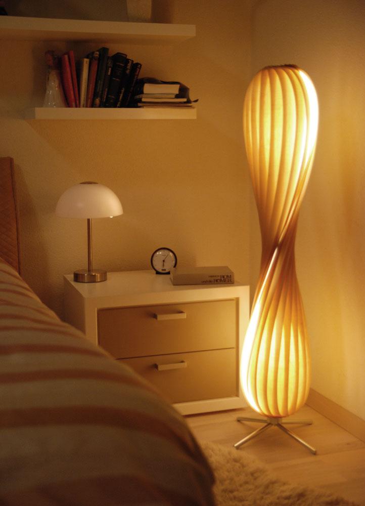 Designer-Stehleuchte TR7 von Tom Rossau #holzlampe #skandinavischesdesign ©Tom Rossau