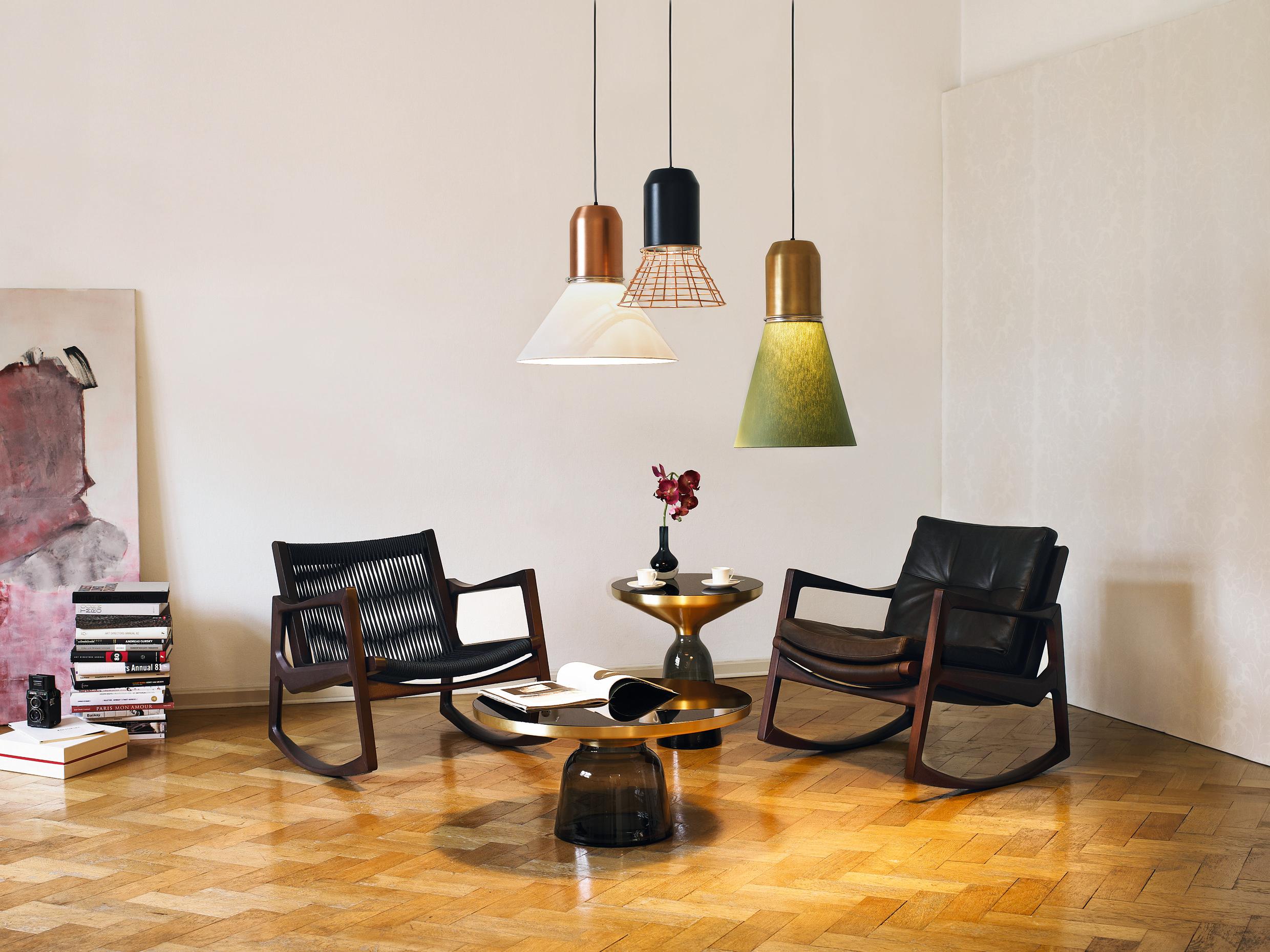 Designermöbel im Lounge-Wohnzimmer #beistelltisch #schaukelstuhl #hängeleuchte ©Classicon