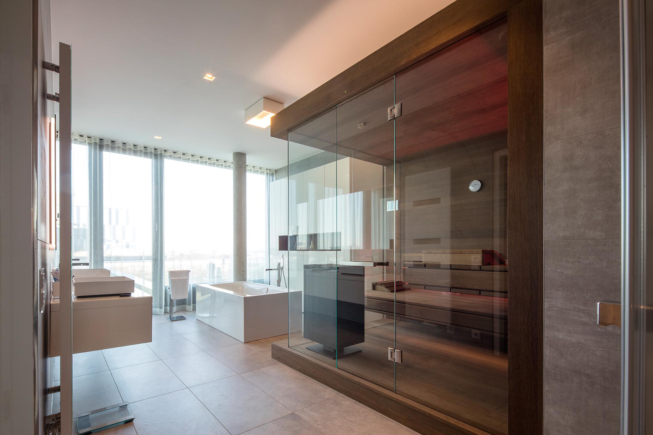 Designsauna mit viel Glas als Design-Möbelstück #sauna #badsauna ©corso sauna manufaktur