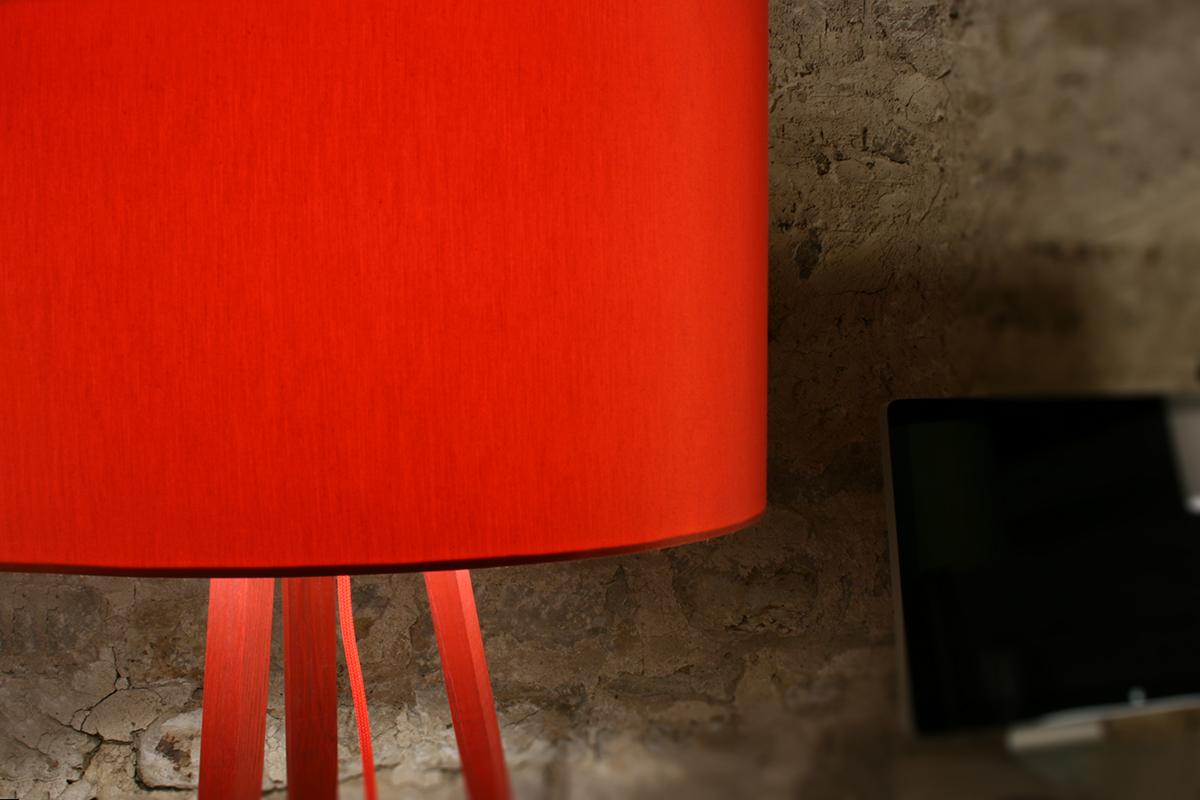 Detailansicht: LUCA mit rotem Lampenschim #stehlampe #tischlampe #lampe ©maigrau