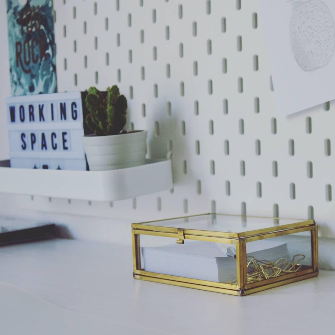 Details auf dem Schreibtisch
#workingspace #desk #gold #bunt #kaktus #white #details ##minimalistisch #scandi 