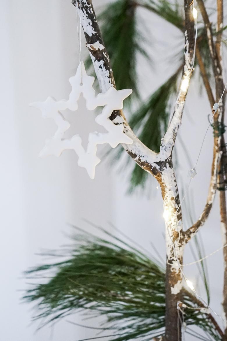 Details vom #weihnachtsbaum: Kleine FIMO-Schneeflocken als Anhänger - das DIY gibt's auf dem Blog