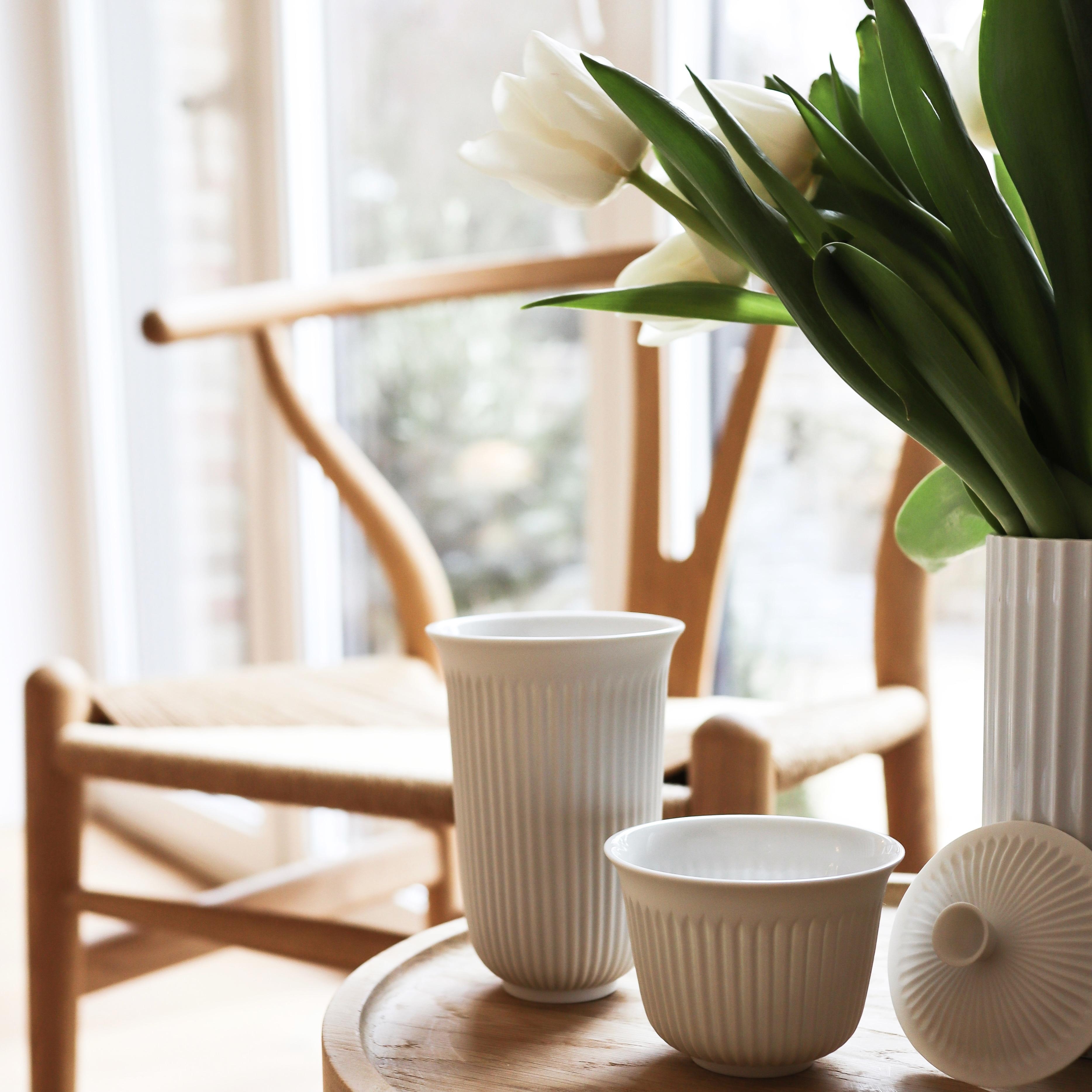 #detailverliebt #frühlingsdekoration #tulpen #skandinavischesdesign #carlhansenandson #lyngby #weißesporzellan