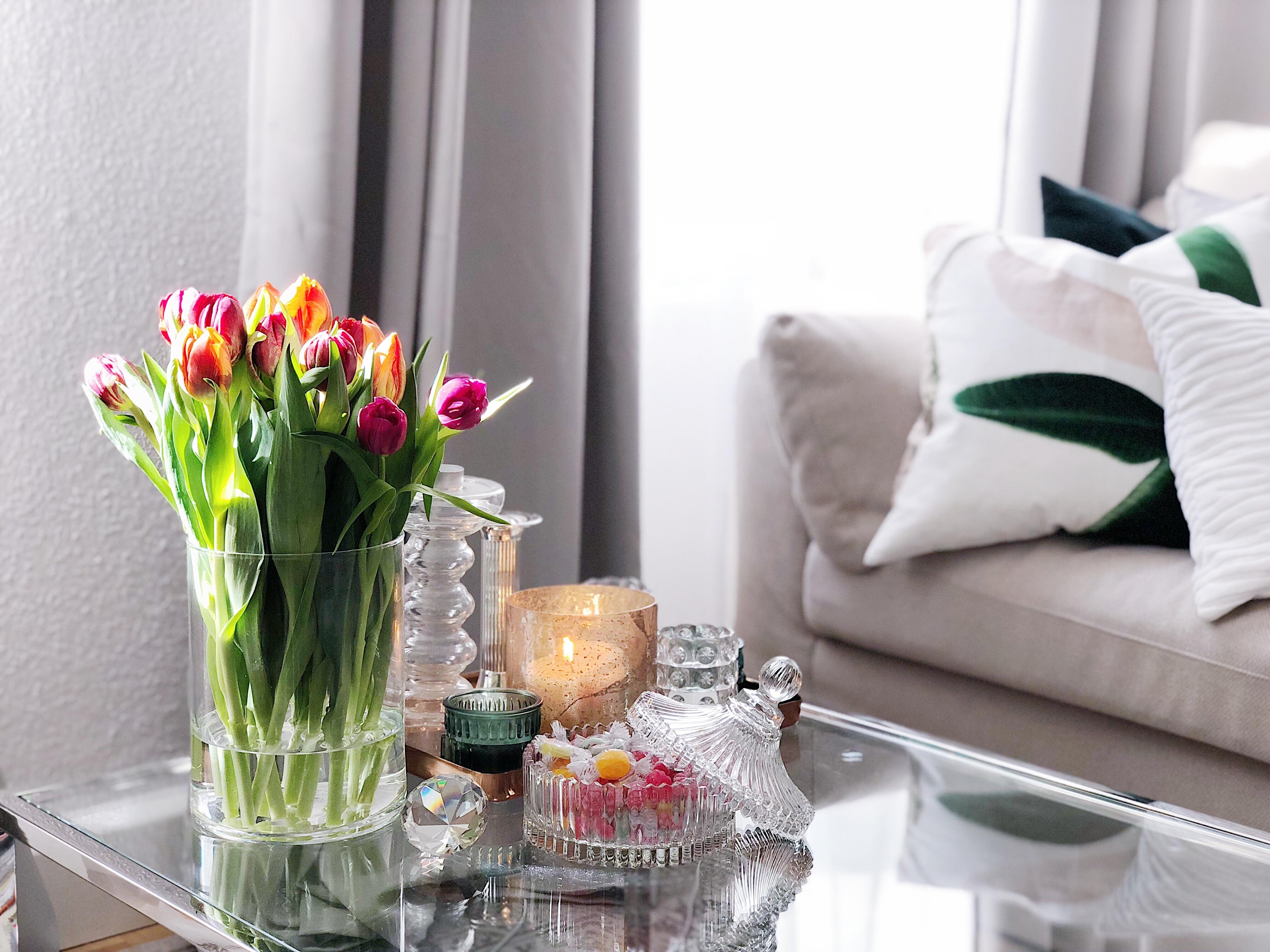 Detailverliebt im Wohnzimmer. #tulpen #wohnzimmer #details #glastisch #living