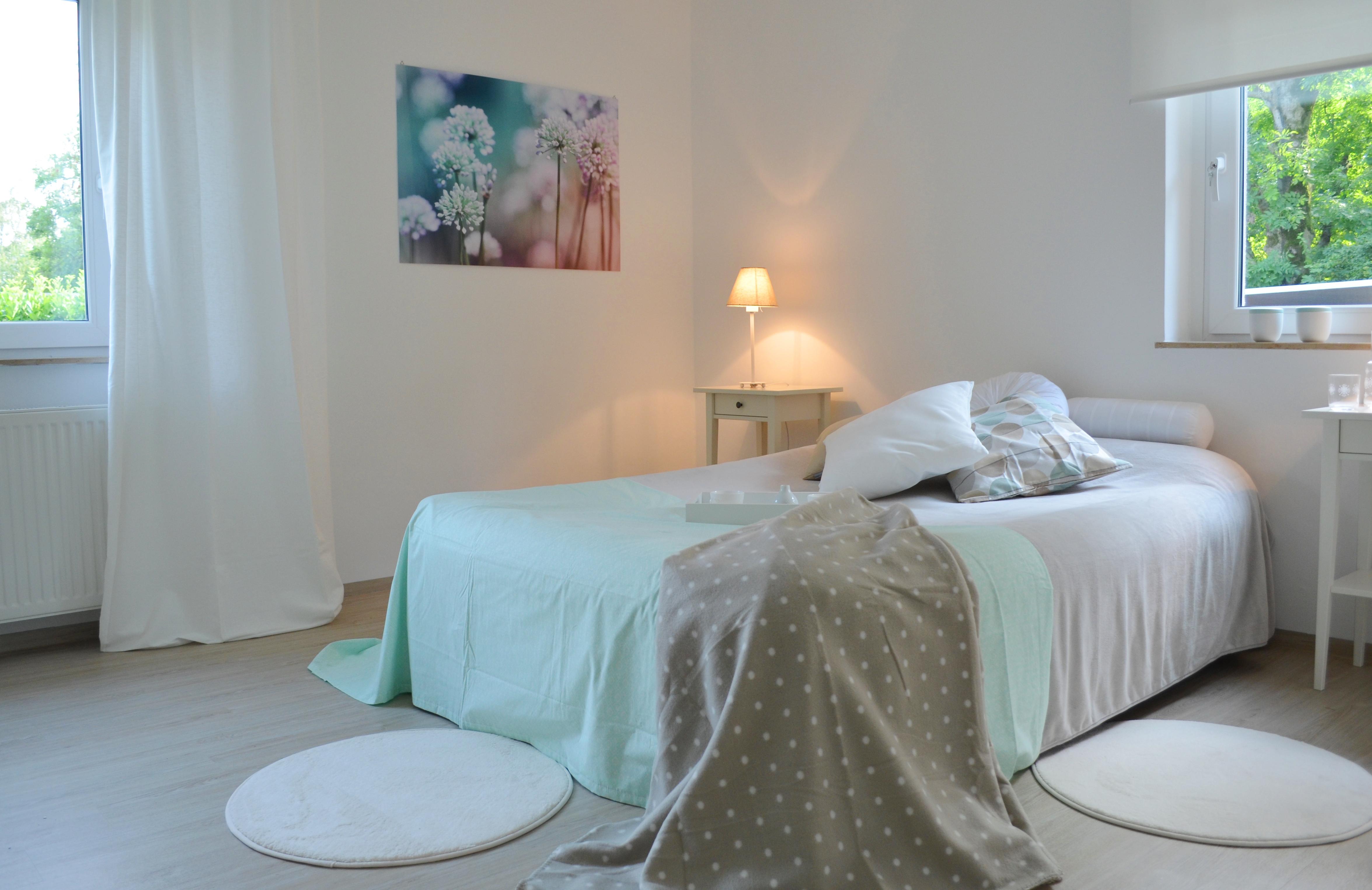 Dezentes Schlafzimmer #tagesdecke #bettvorleger ©feinrichten