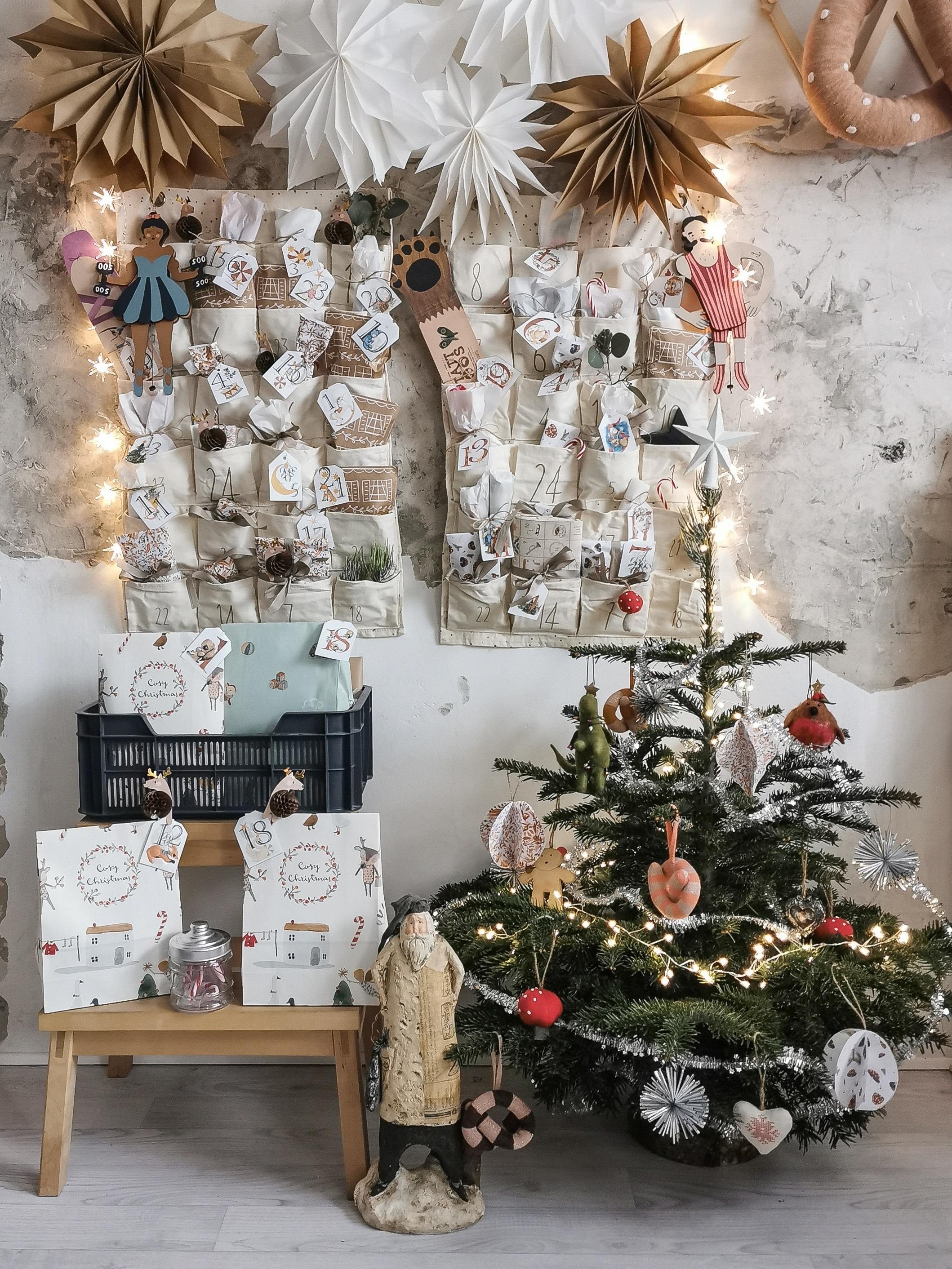 Die #adventskalender der Kinder hängen schonmal und dieses Jahr haben sie sogar einen eigenen kleinen #weihnachtsbaum #weihnachtsdeko