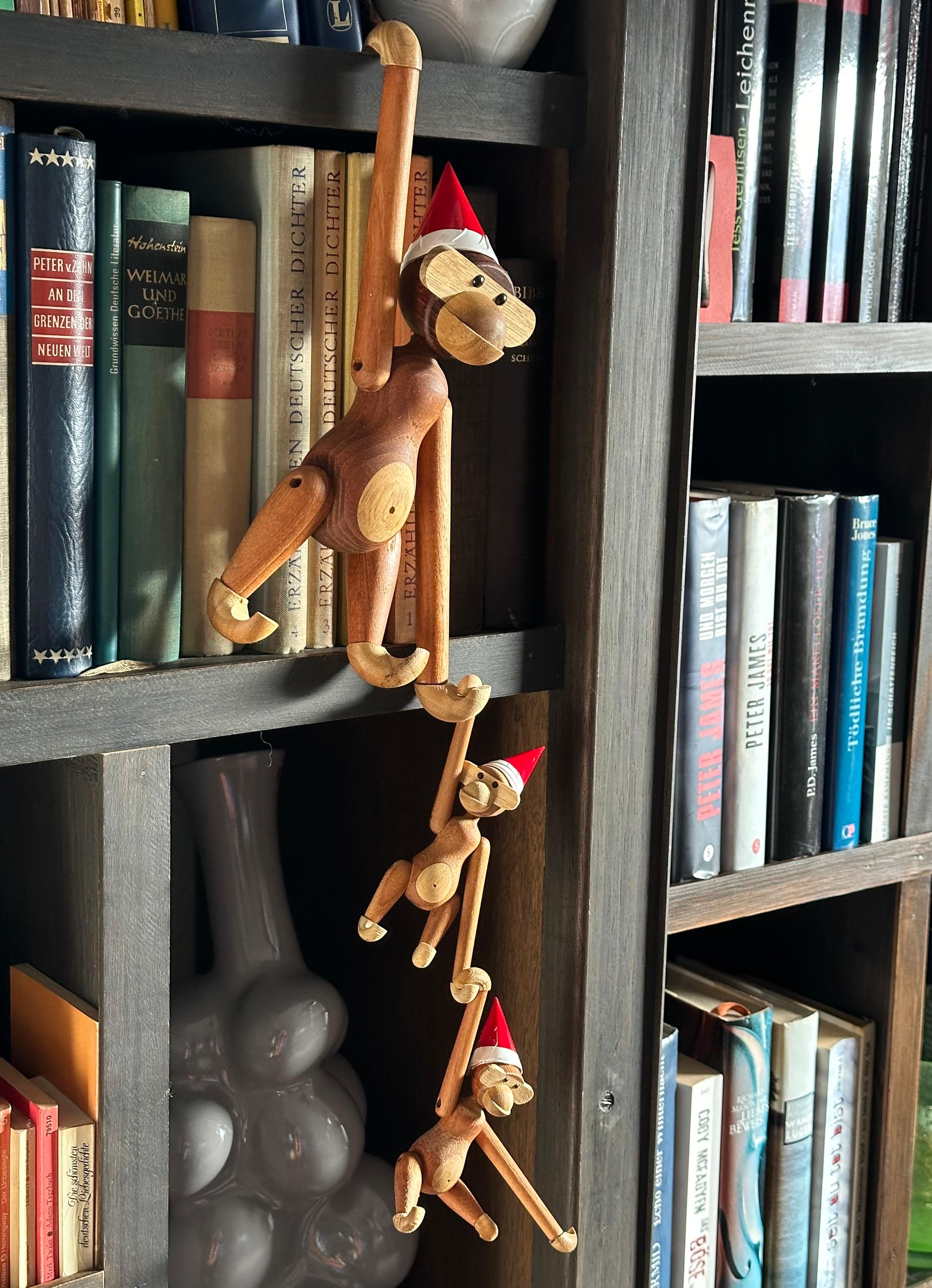 Die Affen rasen durch... äh hängen am Regal (in voller Weihnachtsmontur) 😄. Schönen 🕯️🎄🕯️🎄🕯️. Advent.
#Weihnachten #Deko #Kay Boysen