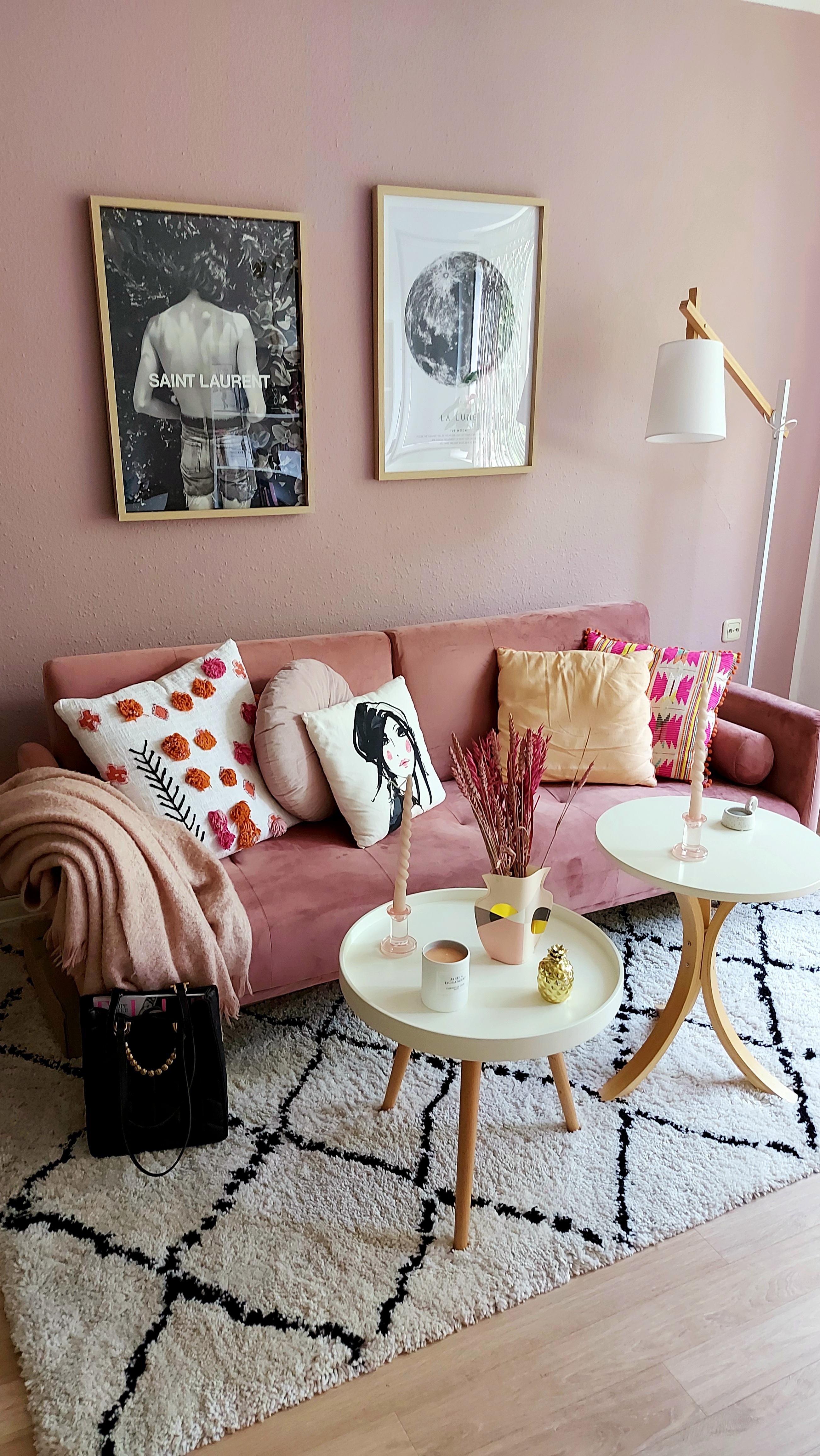 Die aktuelle Wohnzimmer-Deko. #Wohnzimmer #Couchtisch #Sofa #Hamburg #Pastell #rosé