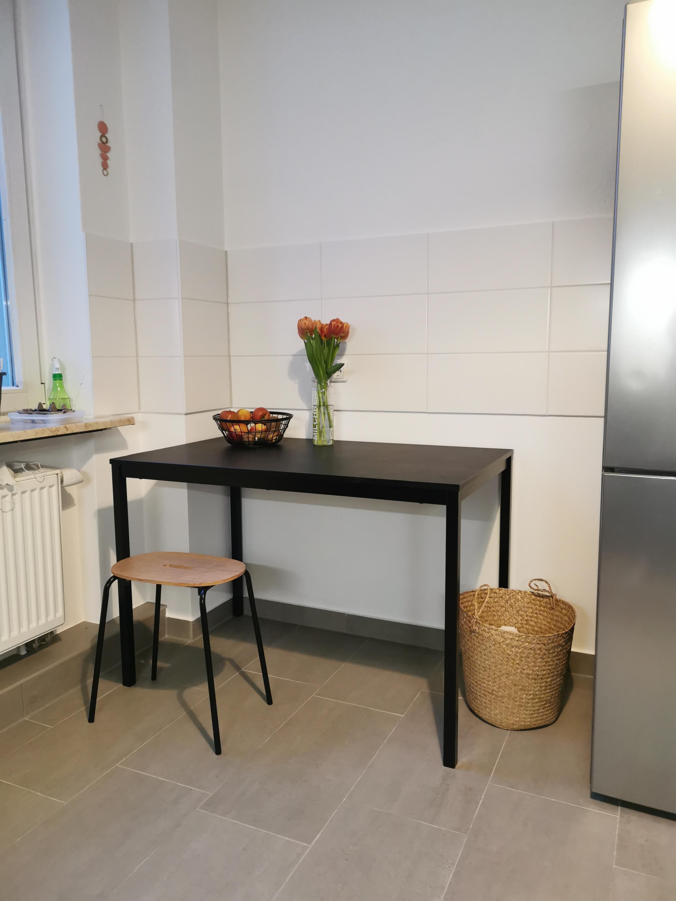 Die "alte" #Essecke in der Küche. Wird bald ersetzt durch einen neuen Tisch. #Tulpen #Küchentisch #schwarzeKüche