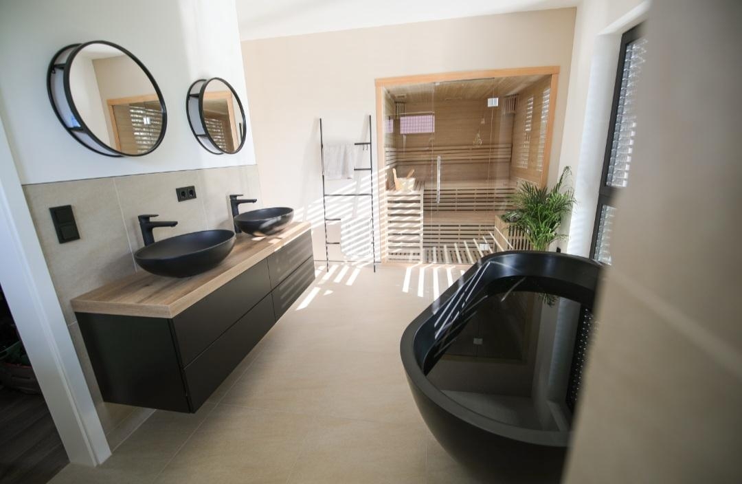 Die andere Seite unseres Badezimmers ☺️ #badezimmer #badinspiration #industrial #schwarzearmaturen #sauna #wellnessoase