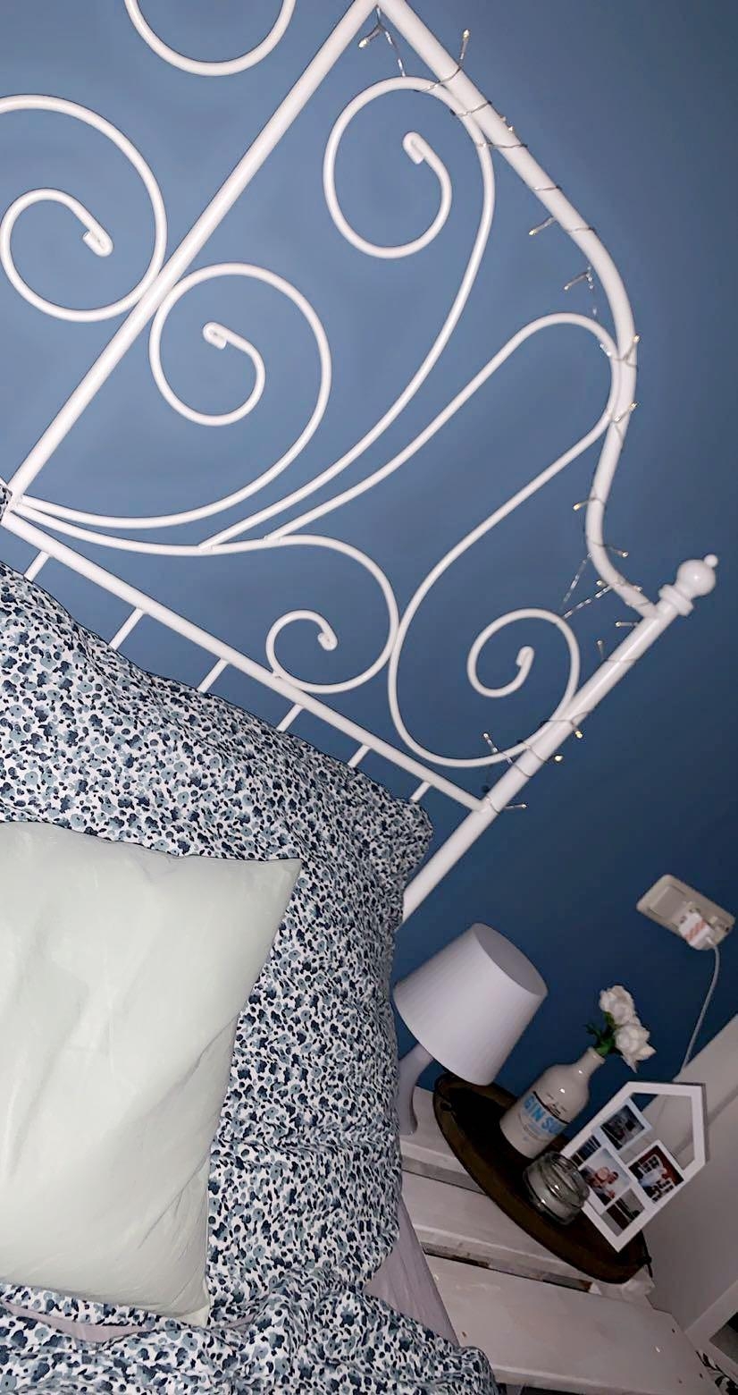 Die blaue Wand hinter dem Kopfteil des Betts war mit die beste Entscheidung in meiner Wohnung! 💙