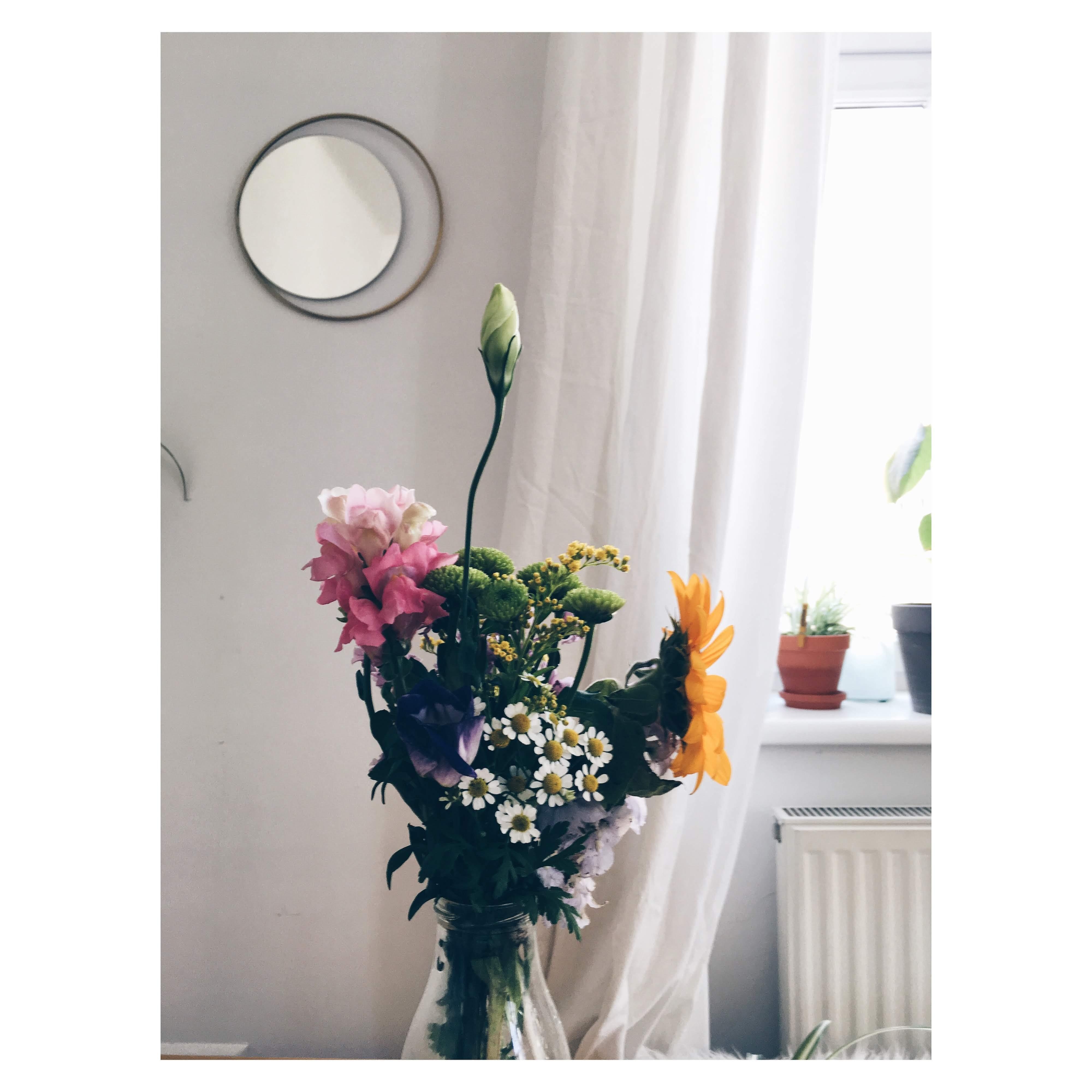 Die Blumenliebe ist hier ganz groß #couchliebe #blumenliebe #kaffeemagichauch