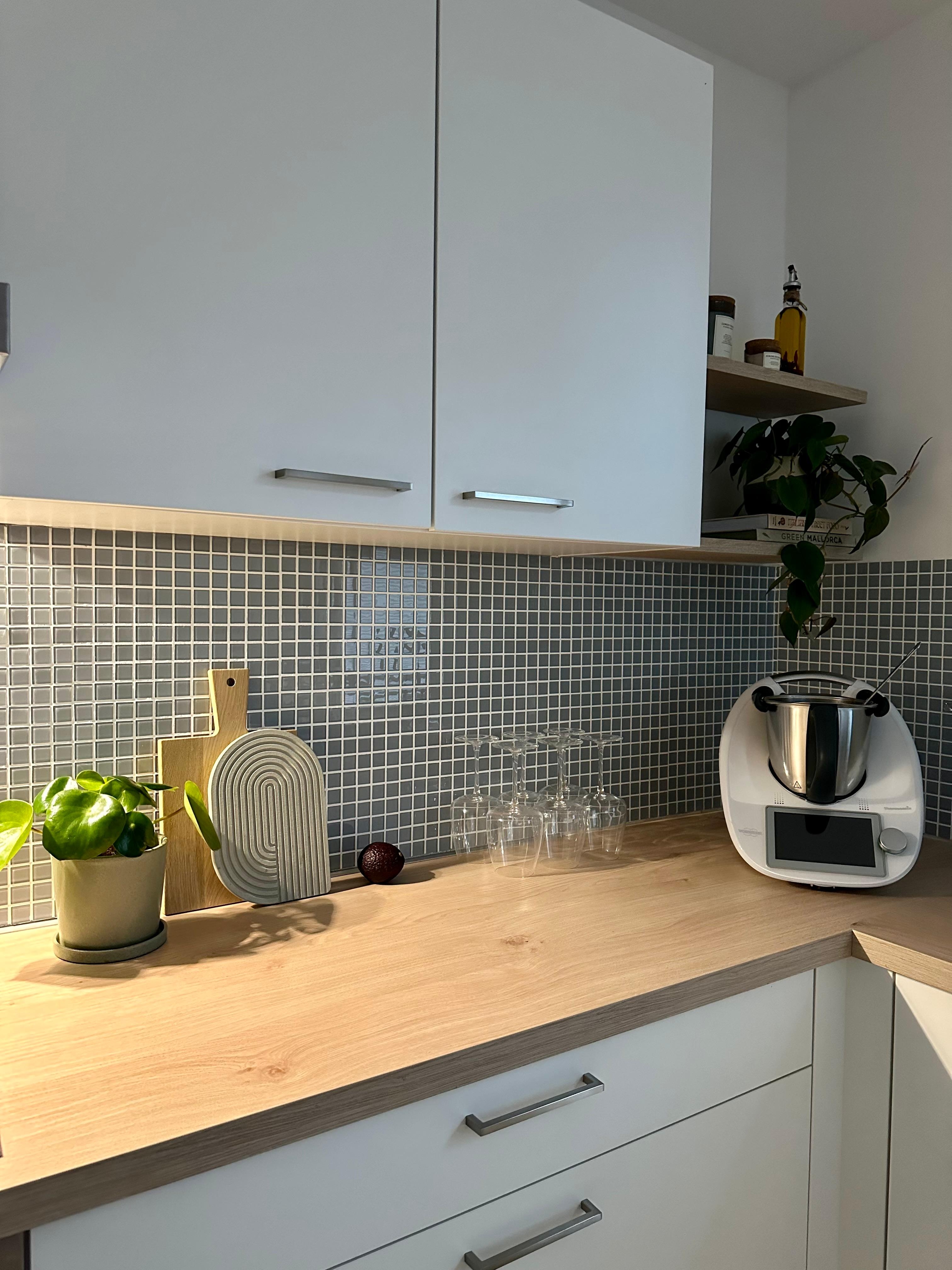 Die Bolognese ist fertig. 😉 #weißeküche #küchenideen #küchendeko #küchenbretter #fliesenspiegel #mosaikfliesen #küchen