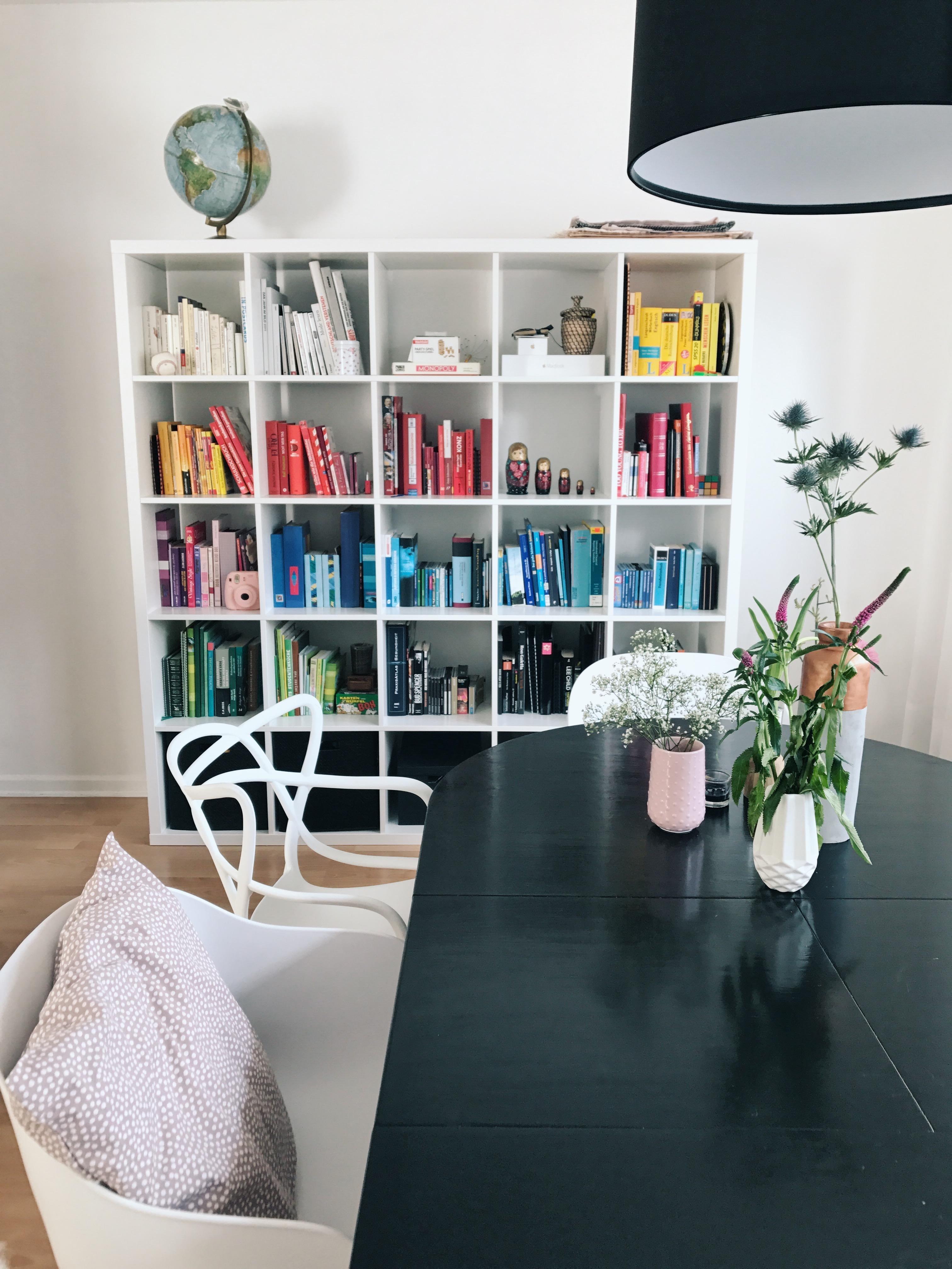 Die Bücher in unserem #Regal im Wohn-/Esszimmer habe ich nach Farben sortiert. So sieht es gleich viel ordentlicher aus.