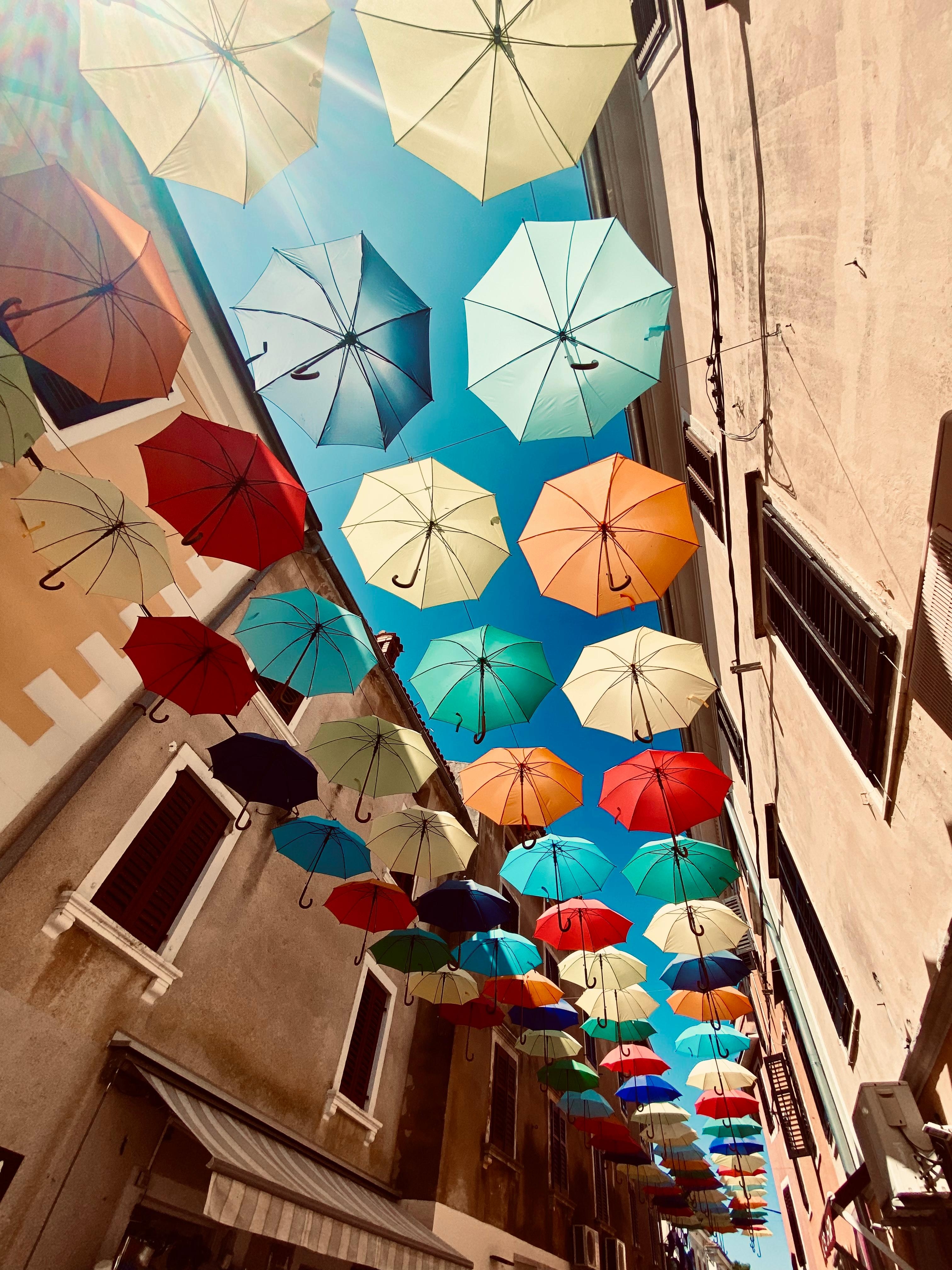 Die bunten Schirme von Novigrad, Kroatien #vacation #kroatien #urlaub #summervibes 