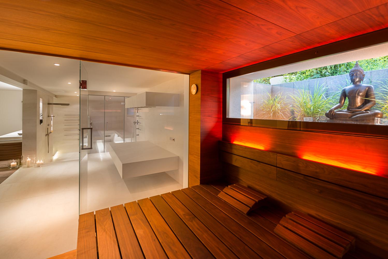Die corso Design-Sauna mit großzügiger Glasfront bietet einen Ausblick auf das luxuriöse Privat-Spa. #badsauna ©Büro Montana|Architekt Glöckner