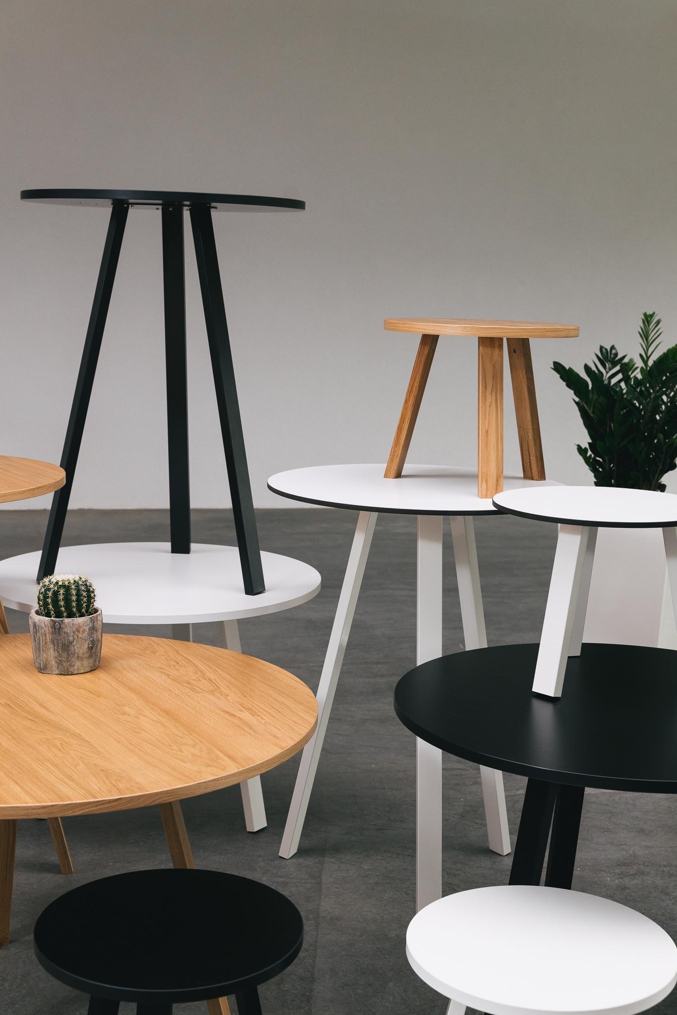 Die Dreibein Möbel von @kuehnlewaiko fügen sich perfekt in jede Einrichtung ein. #zuhausesein #dreibein #tisch #design