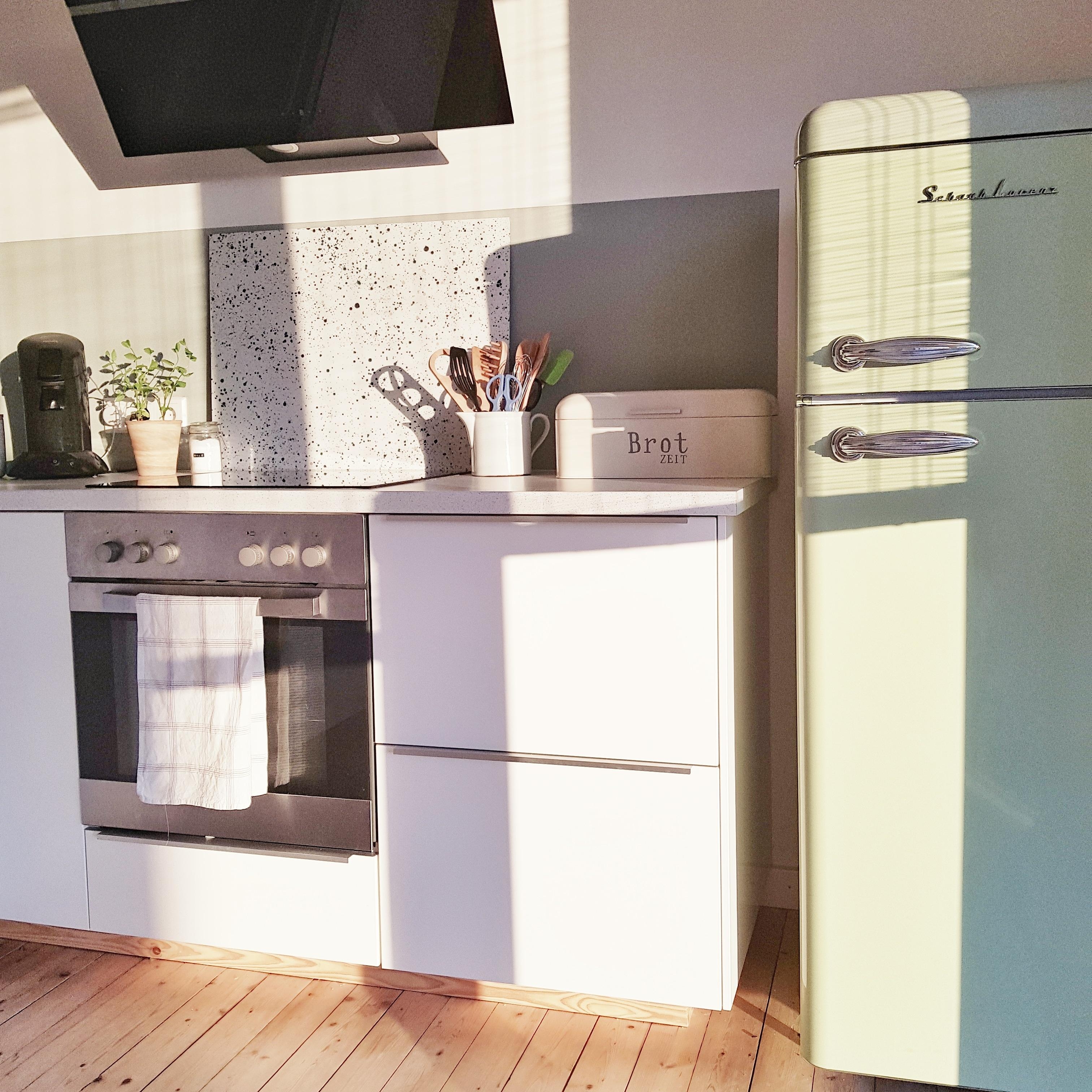 Die ersten Sonnenstrahlen am Tag 🌞
#kleineküche #kitchen #altbauliebe #sun #dielenboden #retro