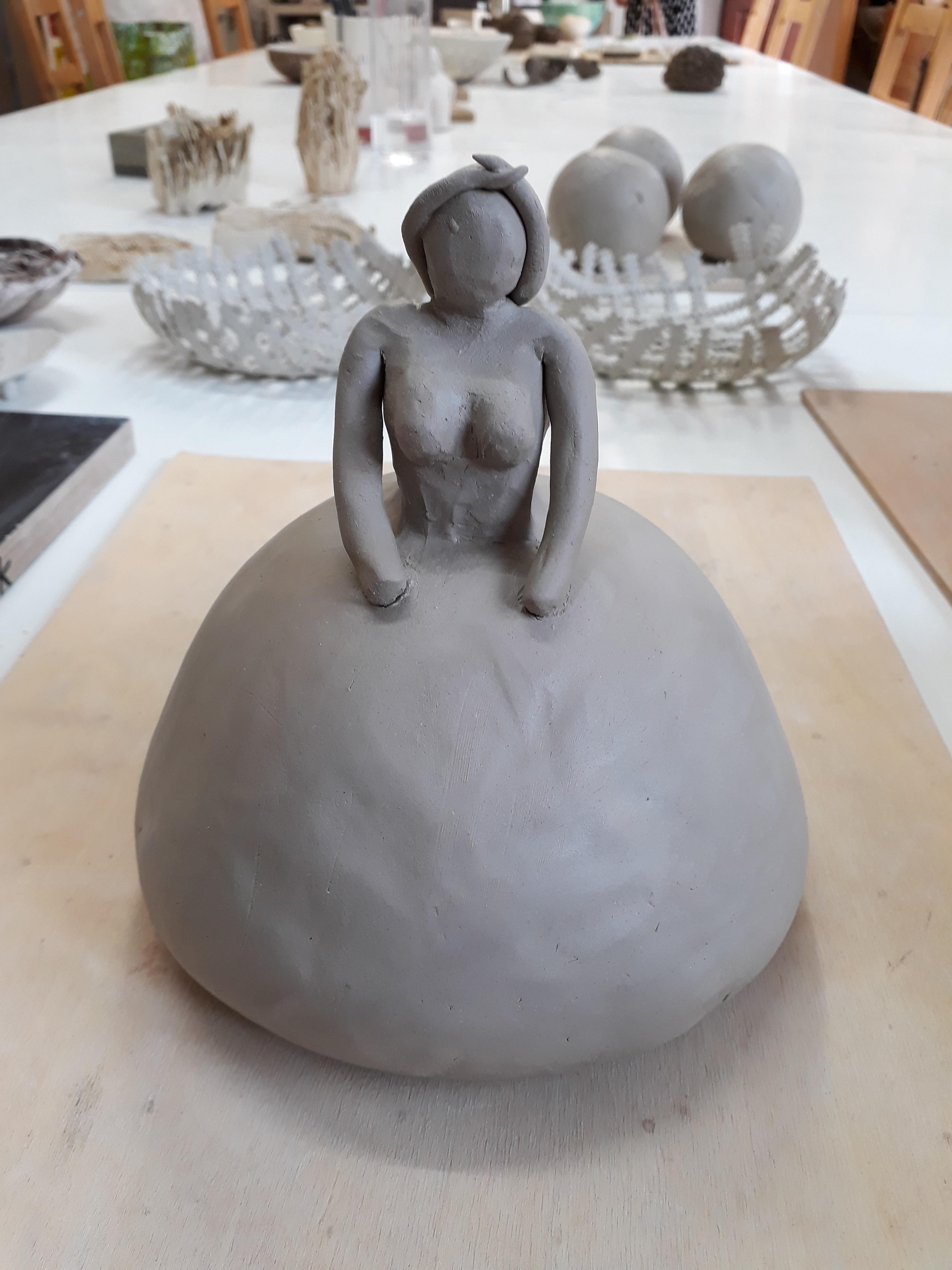 Die Figur ist schonmal fertig, jetzt wird die Lady gebrannt und anschließend angemalt :) #pottery #töpfern #selfmade #DI