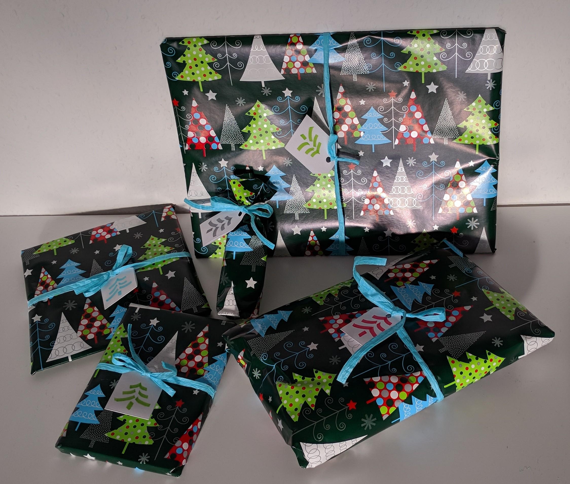 Die Geschenke und ich sind dann so weit: Weihnachten kann von mir aus kommen #geschenke #verpackung #weihnachten