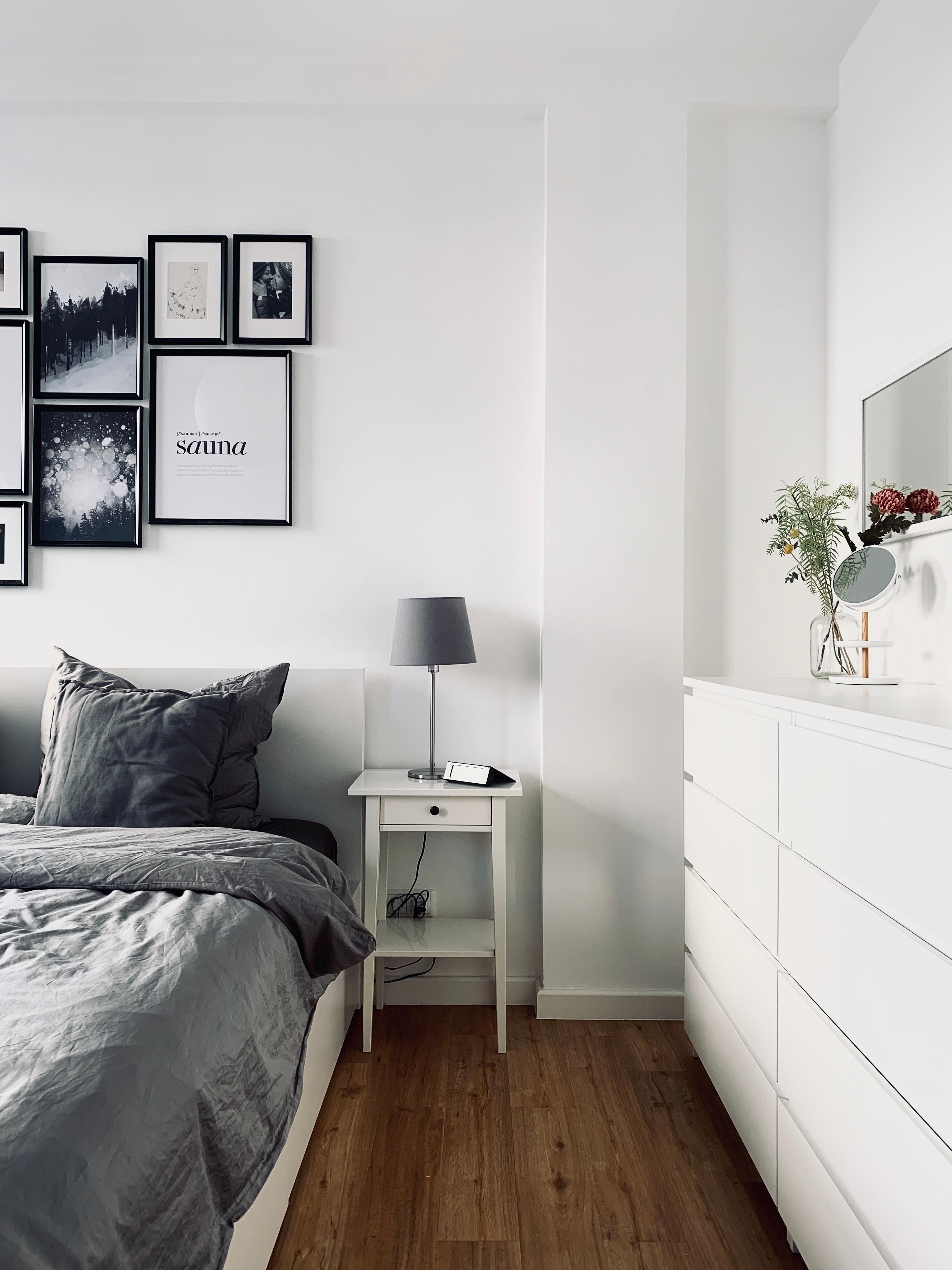 Die hohen Wände sollten unbedingt weiß bleiben. Auch im Schlafzimmer. 

#whiteliving #solebich #geliebteszuhause 