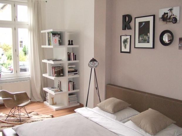 Die Idee: Das Schlafzimmer wurde wie ein Wohnzimmer mit Bett gestaltet. #homestory