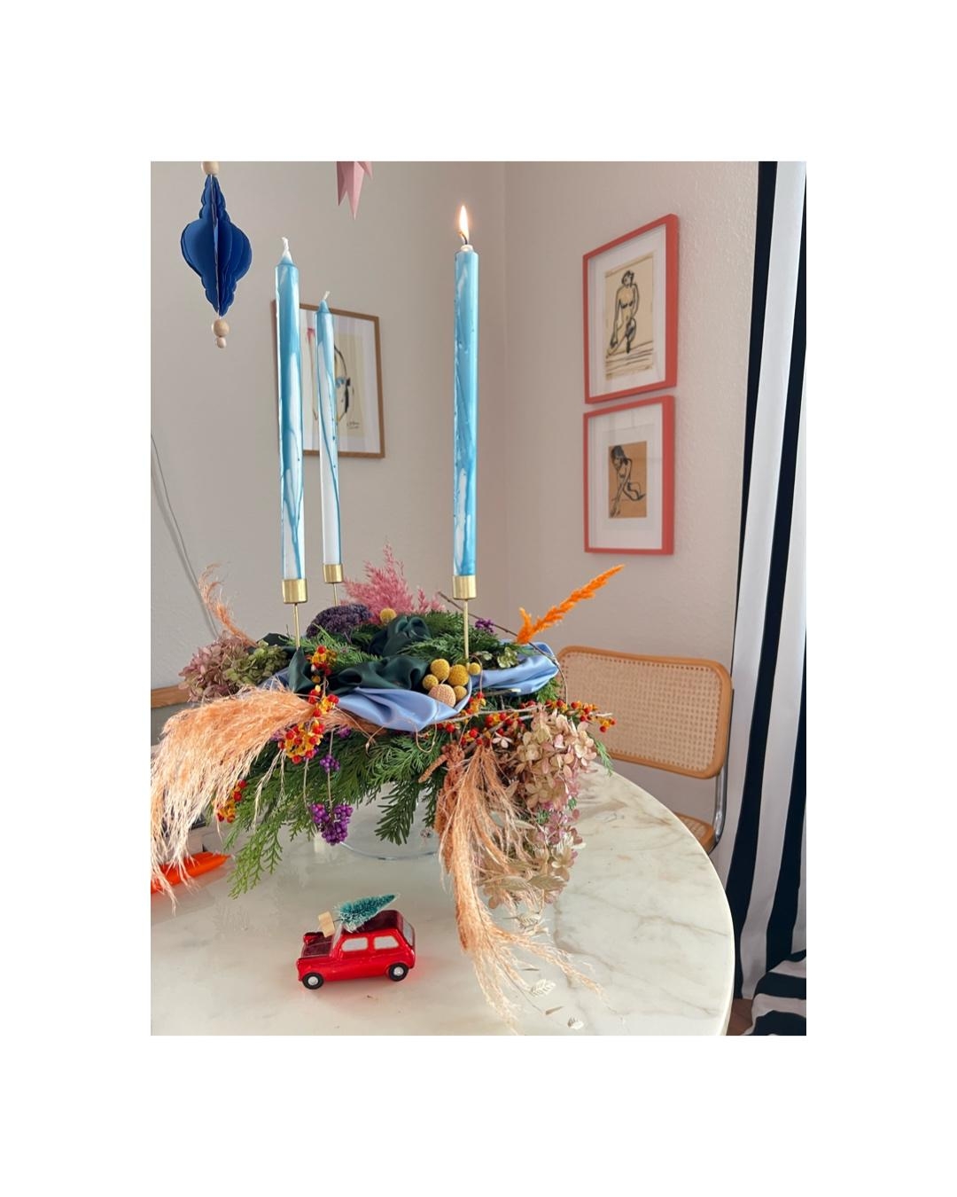 Die Kerzen sind selbst gefärbt, der Kranz selbst gebunden. Mehr DIY geht nicht #advent #adventskranz #diy #kerzen 