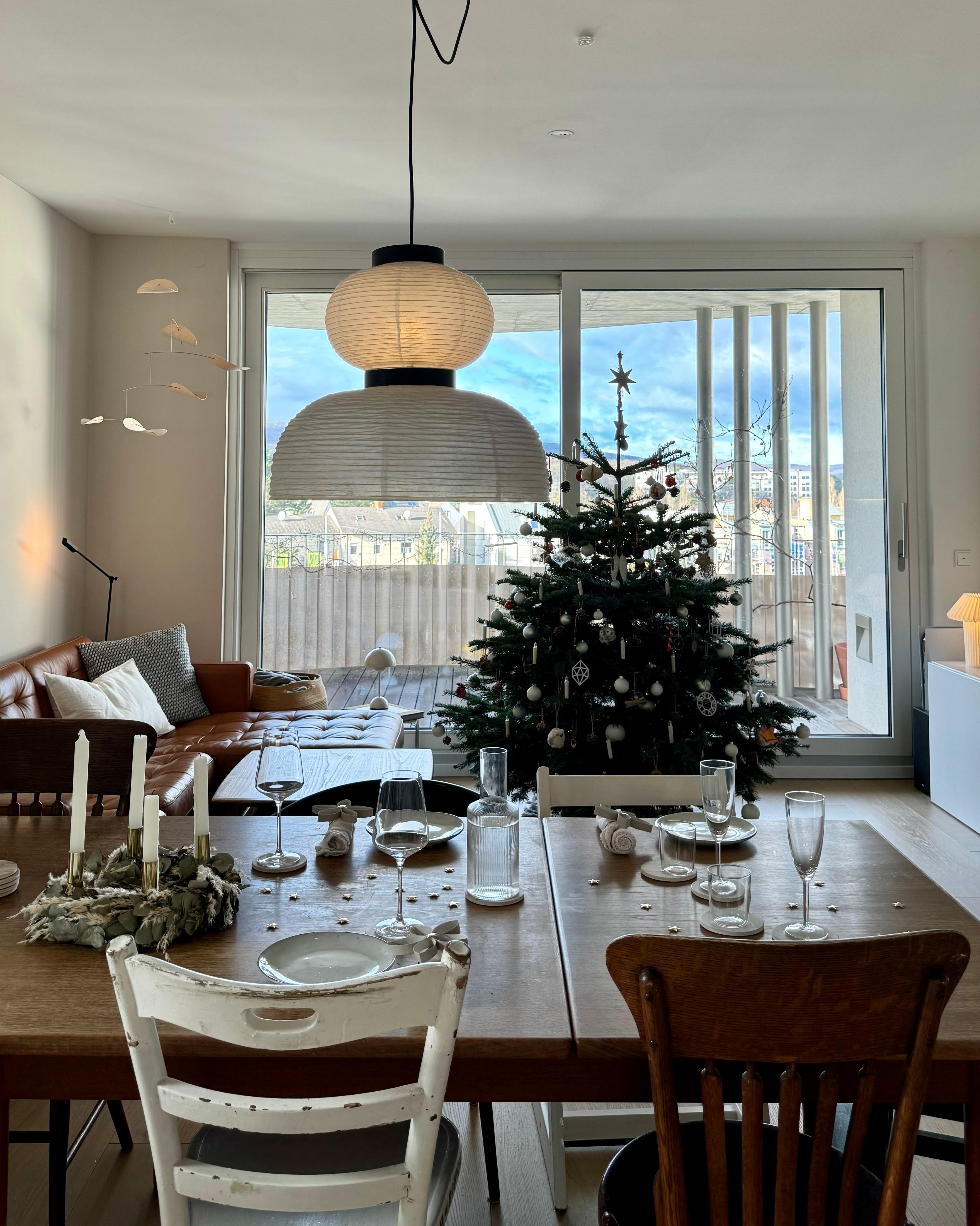 Die Kinder haben gebastelt und den Tisch gedeckt 🤍
#esstisch #wohnzimmer #weihnachtsbaum #christbaum #aussicht #weihnachten