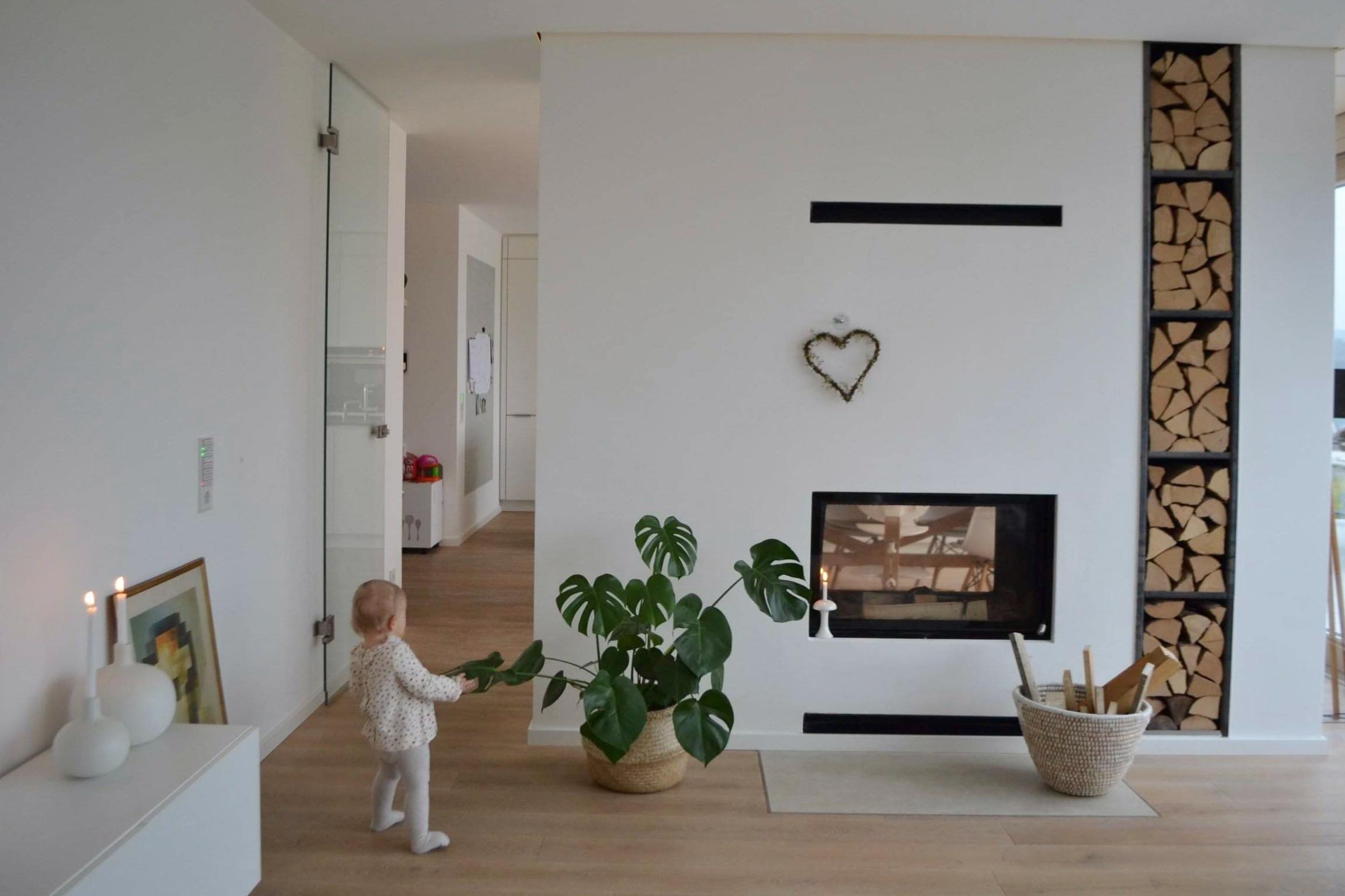 Die kleine Maus schleicht sich so gern auf meine Bilder...
#kamin #fireplace #livingroom #wohnzimmer #interior 