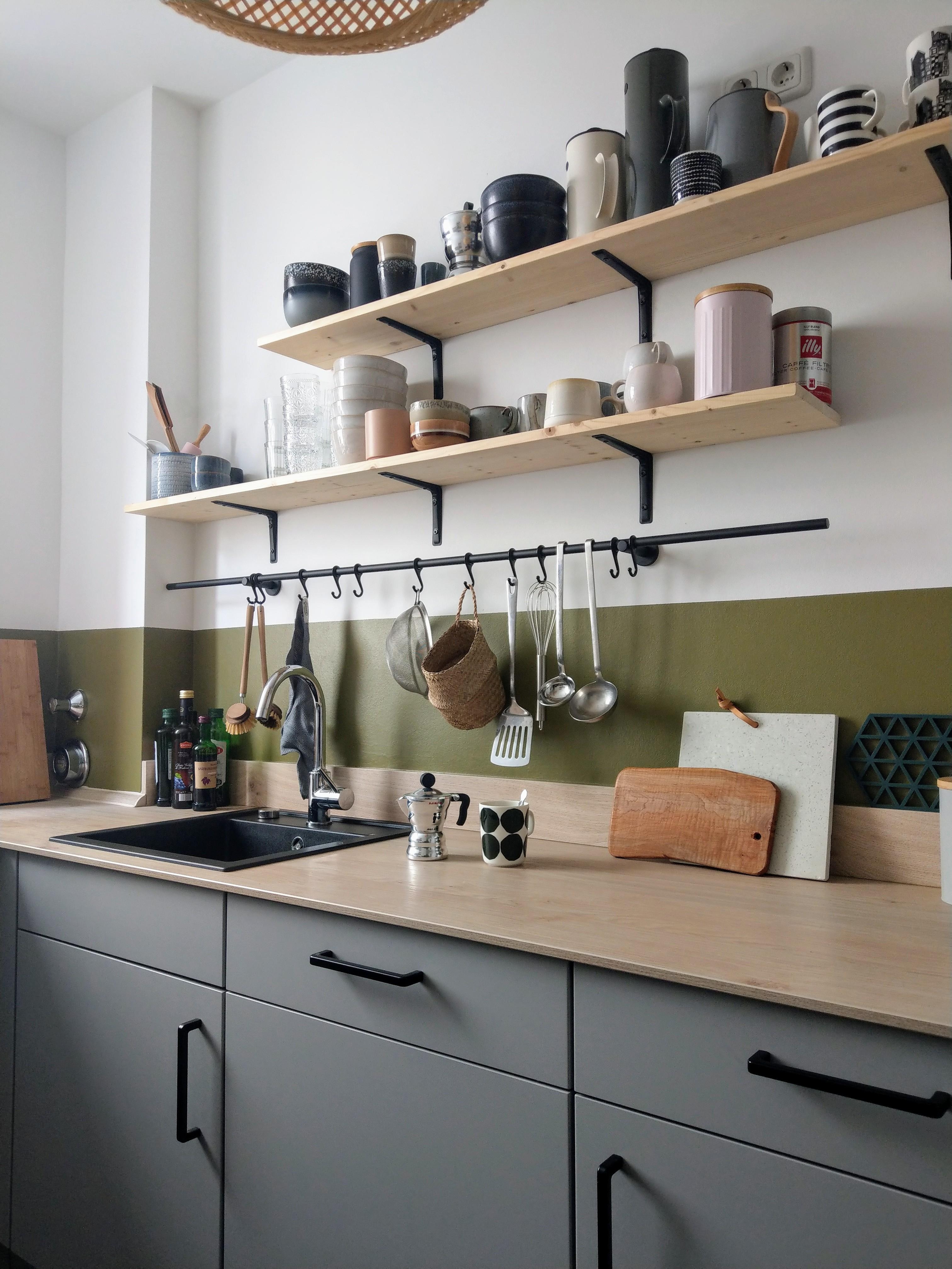 Die Küche hat einen neuen Touch erhalten, gegen lästige Flecken an der Wand #Küche #farbe #grün #kitcheninspo
