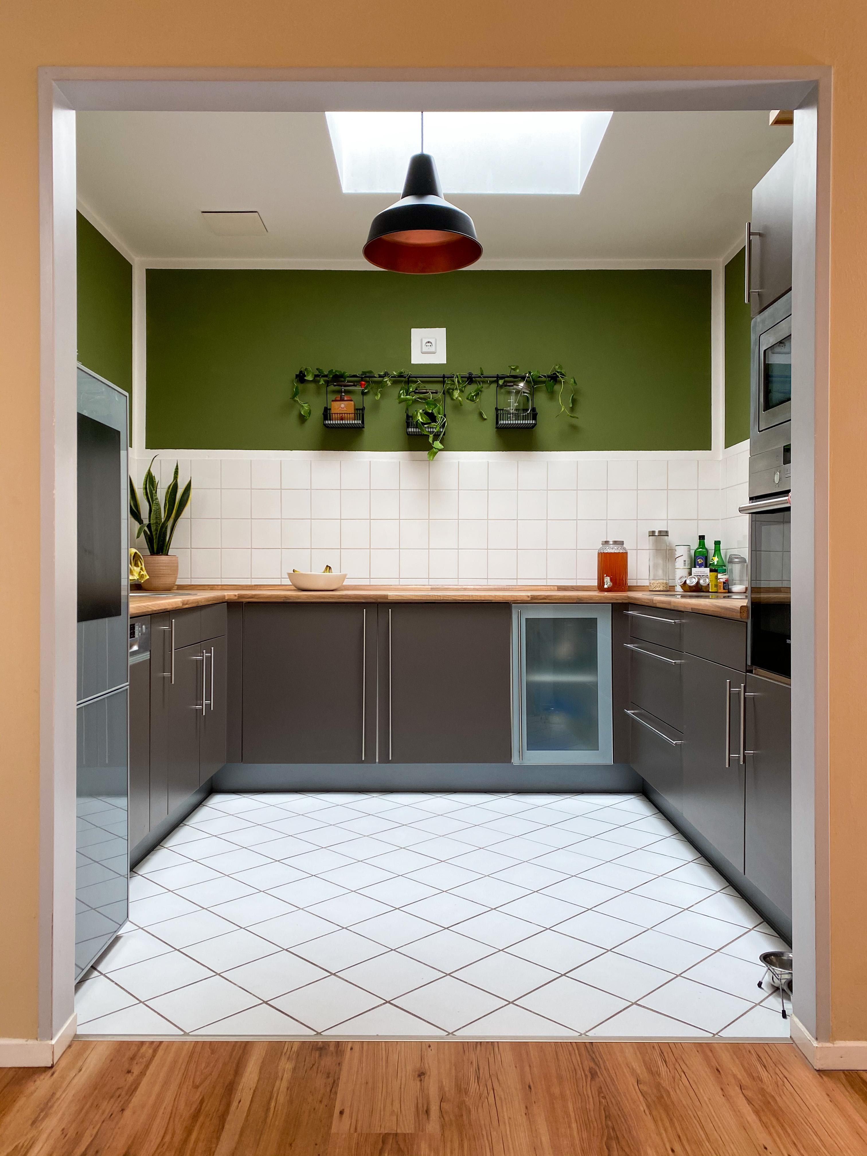Die #Küche in der neuen Wohnung ist auch wieder #grün geworden. 
#wandfarbe #altbau 