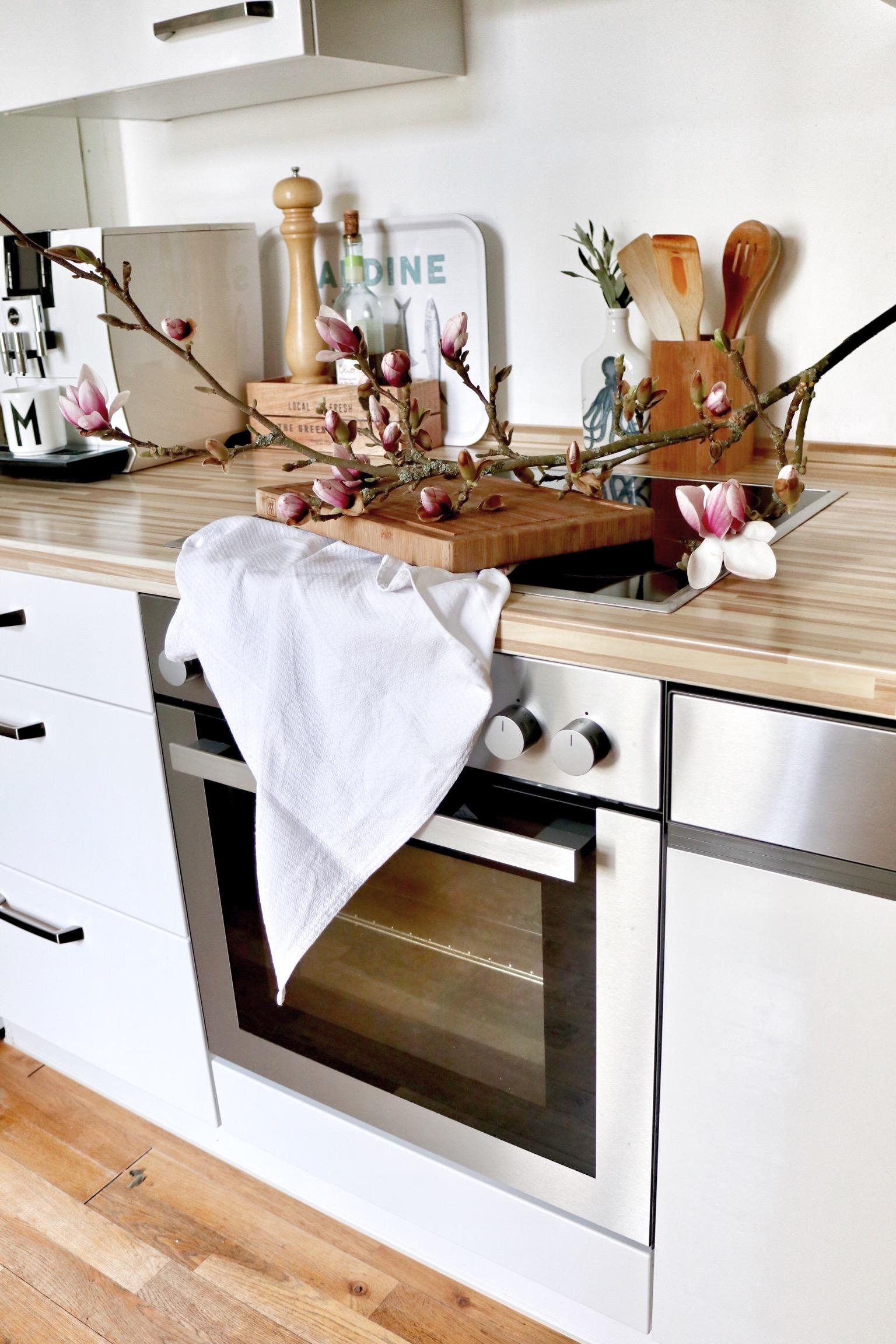 Die Küche nochmal von der anderen Seite und mit Blumenschmuck. #küche #weißeküche #holzdeko #magnolie
