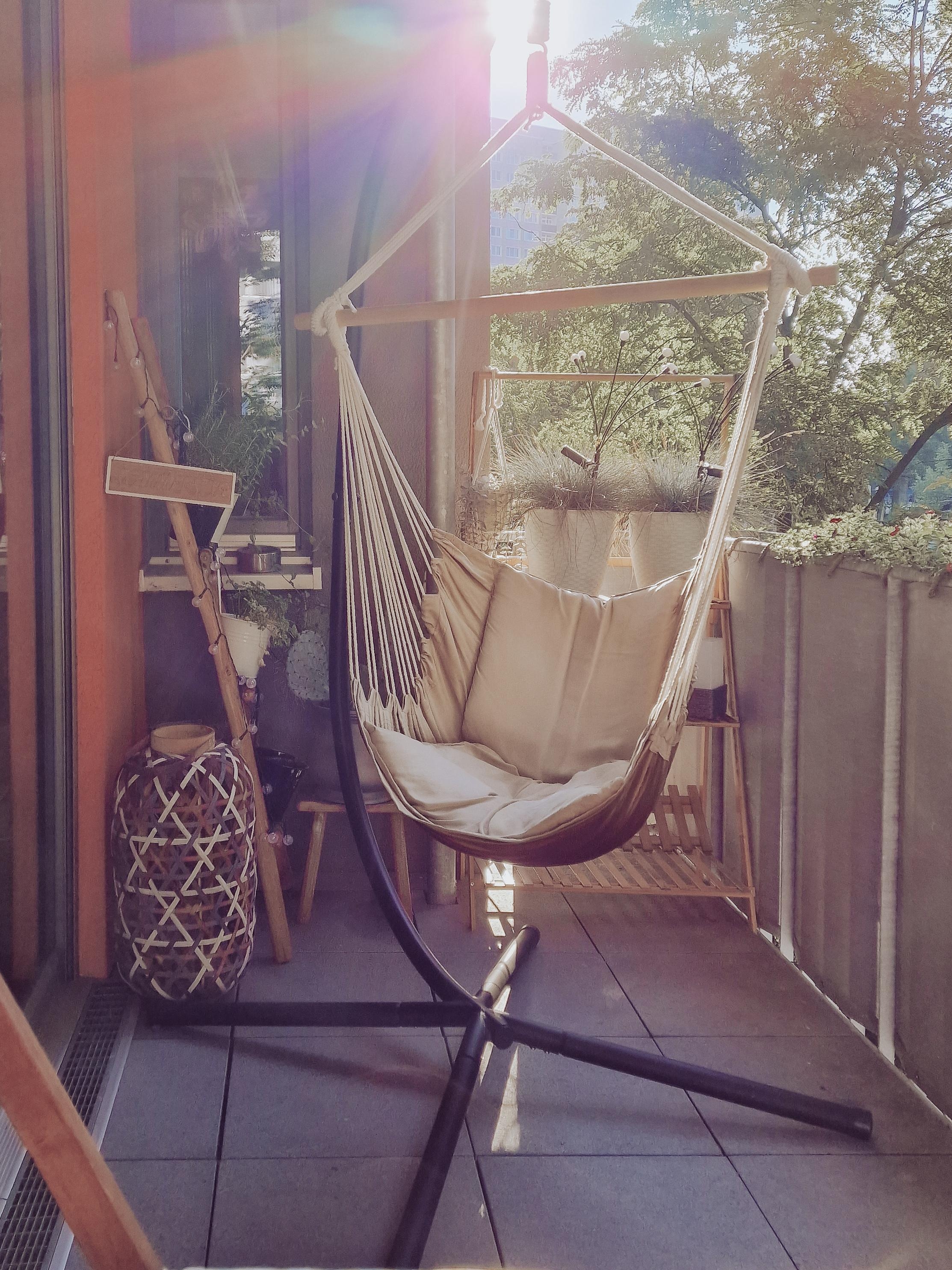Die letzten Sonnenstrahlen #Balkon #sonne #Hängesitz #boho #bohostyle #couchliebt 