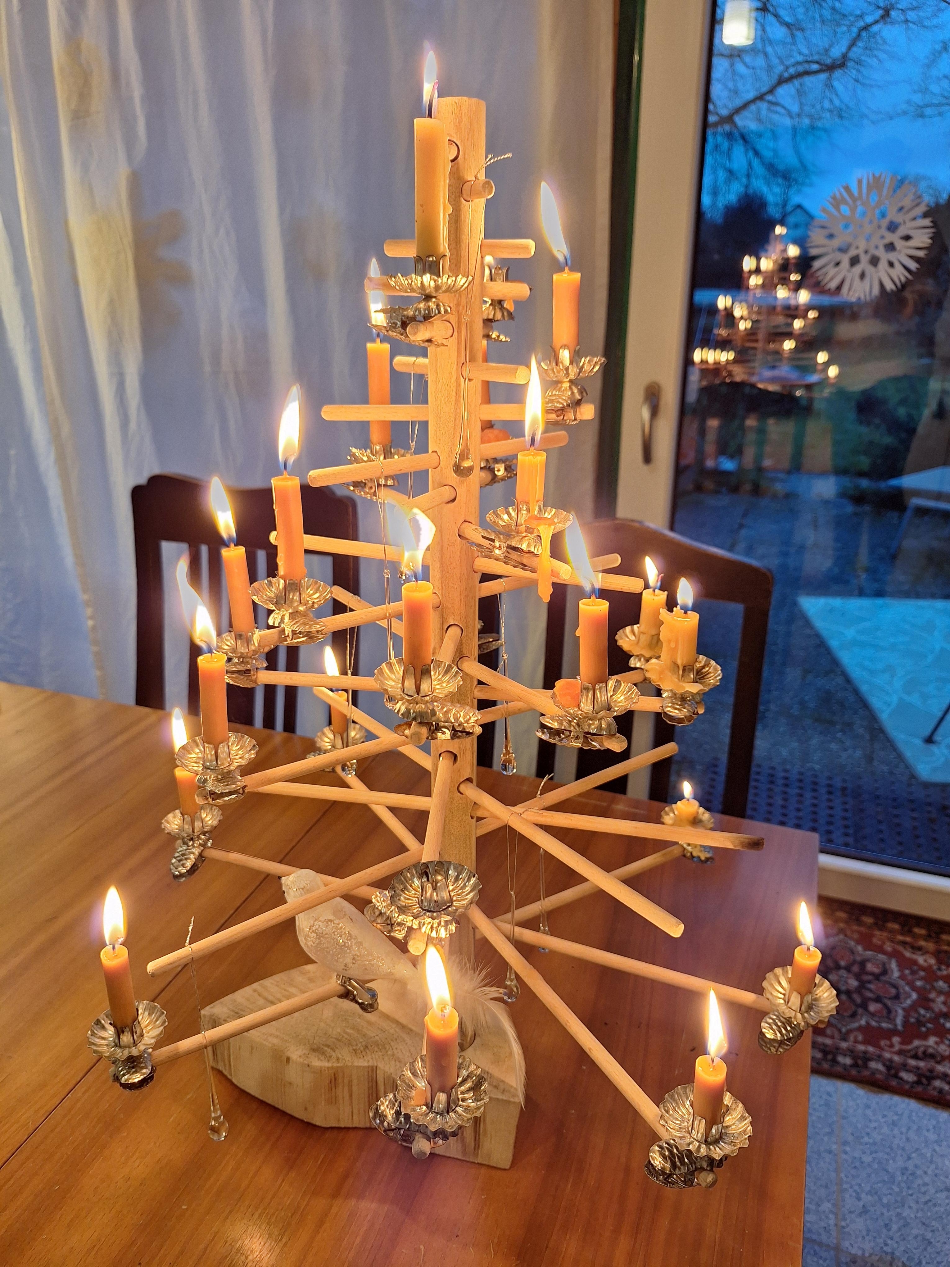 .Die letzten Weihnachtstage.
#Christbaum #DIY-Christbaum #Upcycling #Winter #Kerzenlicht #70erTisch