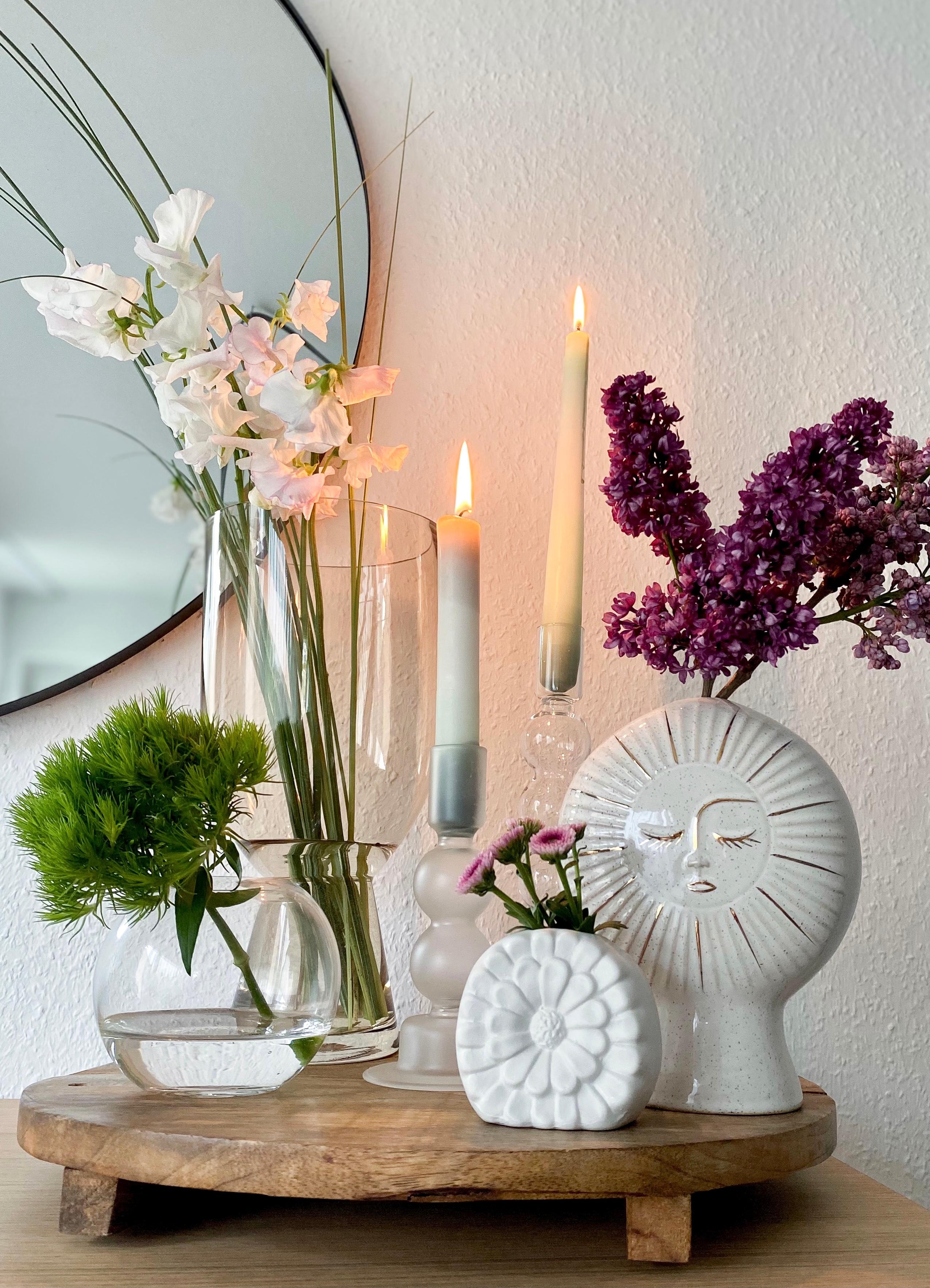 Die Liebe steckt im Detail: Vasenglück, frische Blümchen, Dip-DIY-Kerzen. #detailverliebt #blumenliebe #vasenglück #mai 