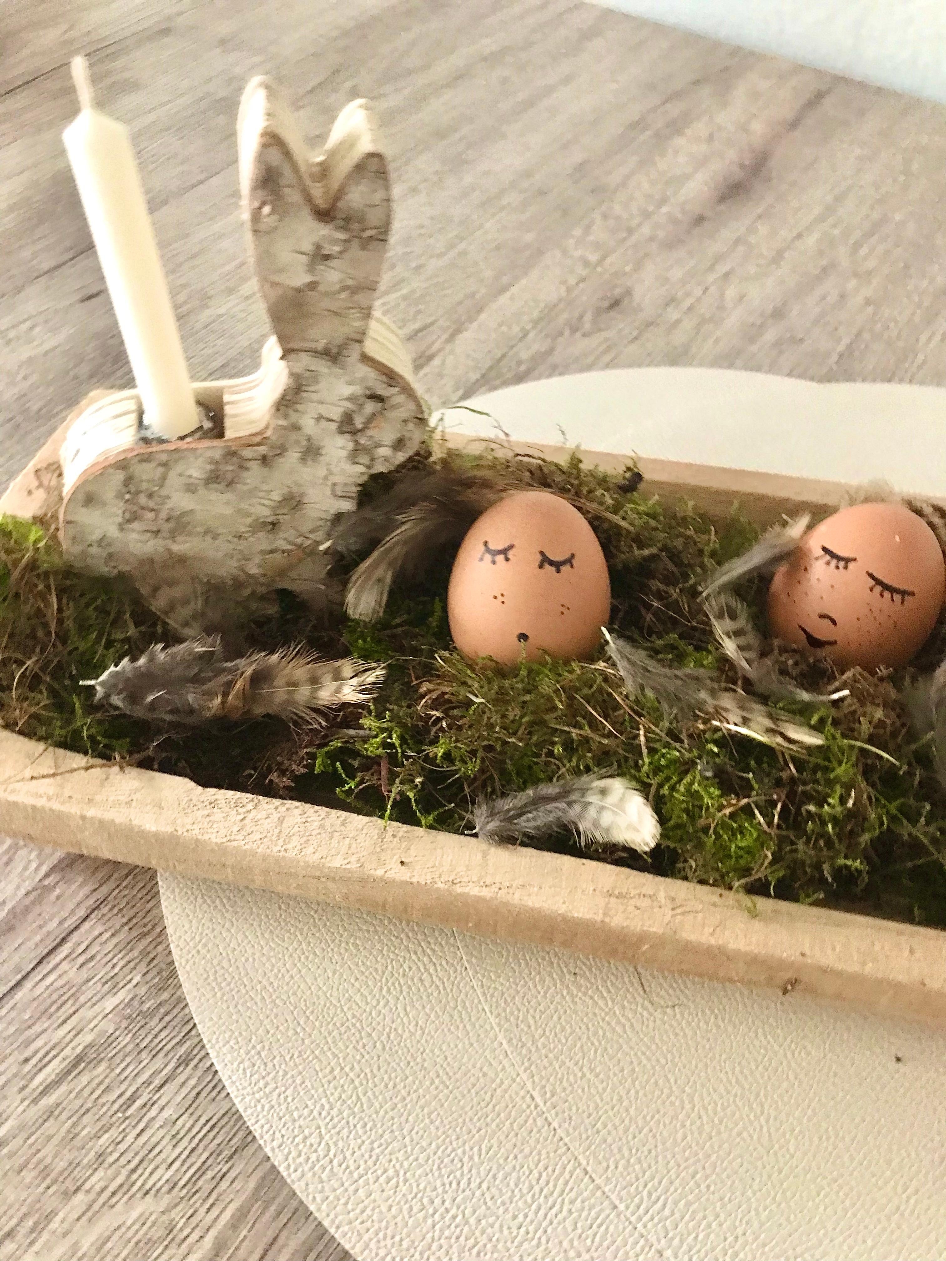 Die lustigen Eier haben ihren Platz bekommen 
#osterdeko #diy #holzbrett #natur #hase #kerze #tisch #küche #osterdiy