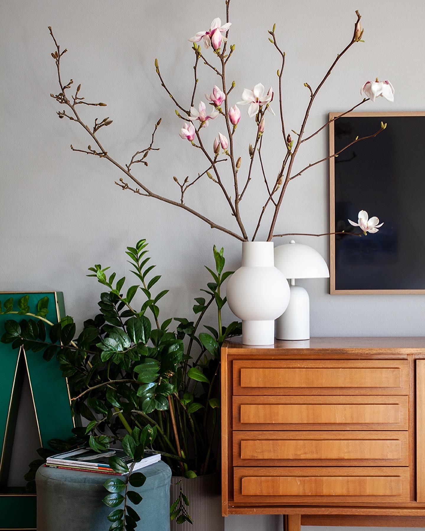 Die Magnolien gehen auf, mein Herz auch!

#Magnolien #Wohnzimmer
 #Sideboard #Vintage