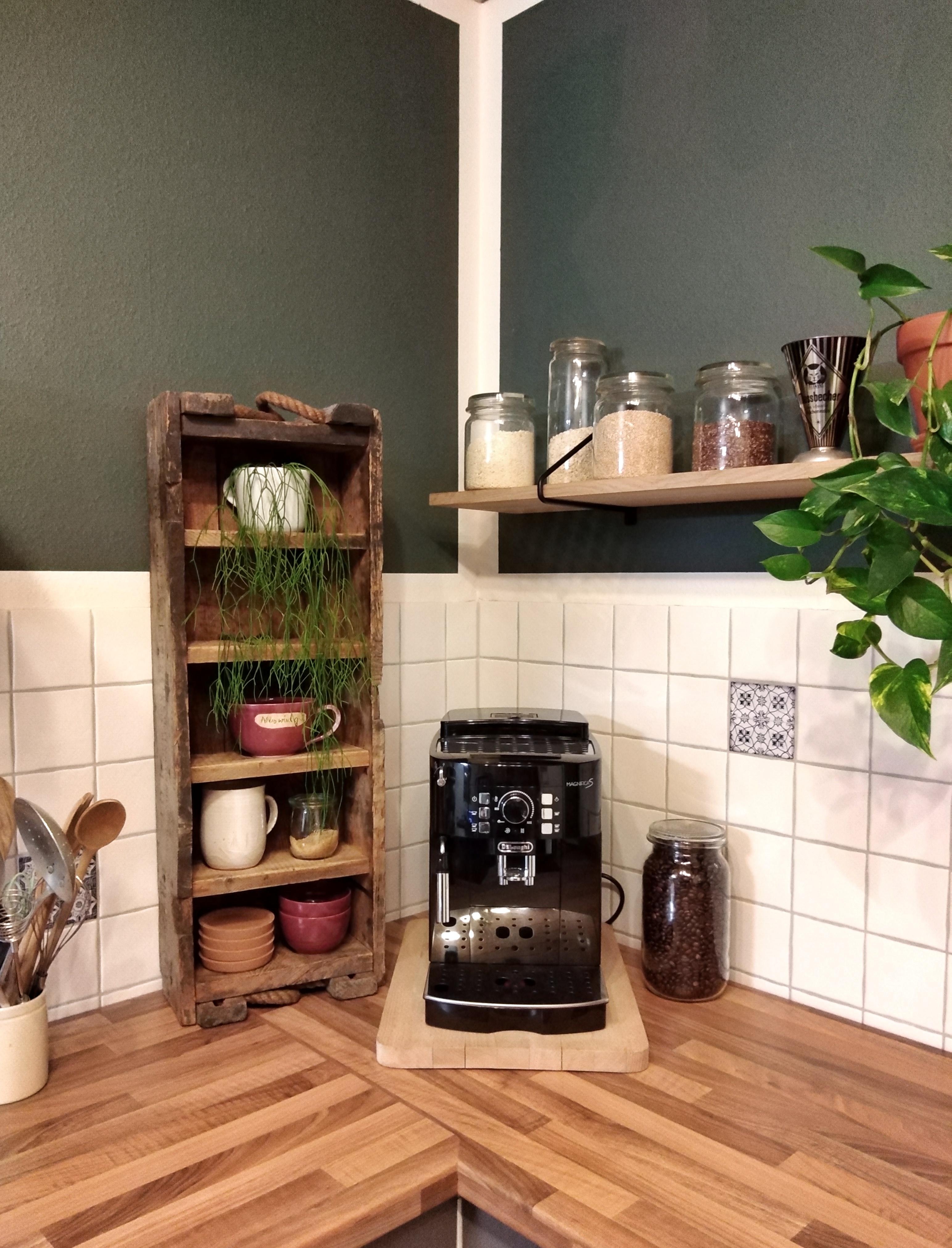 Die neu gestaltete Kaffeeeck. Eine alte Munitionskiste wurde zum Regal umfunktioniert. #küche #vintage #kaffeeliebe 