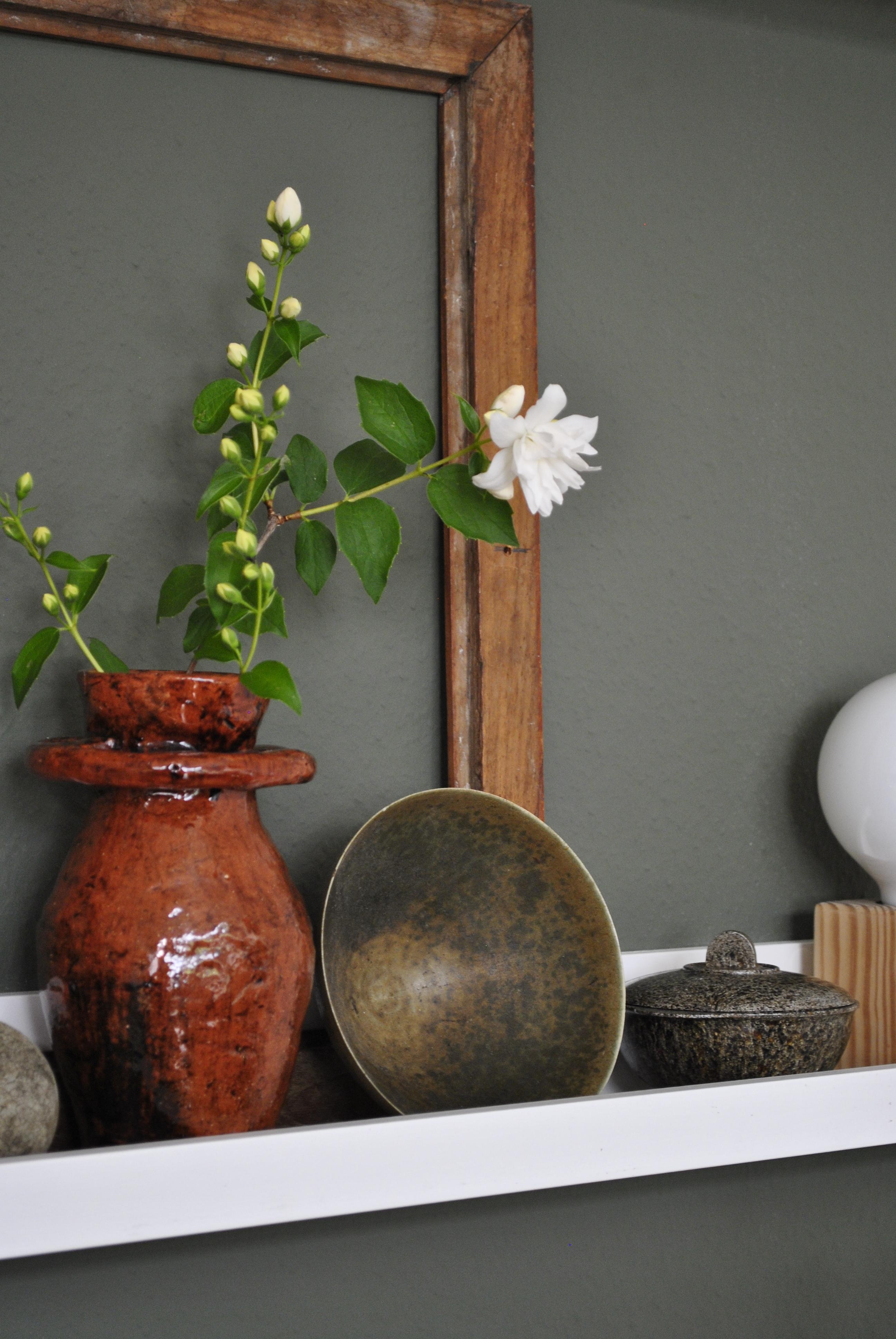 Die neue #vase hat auch ein Plätzchen gefunden #wohnzimmer #regal #bilderleiste