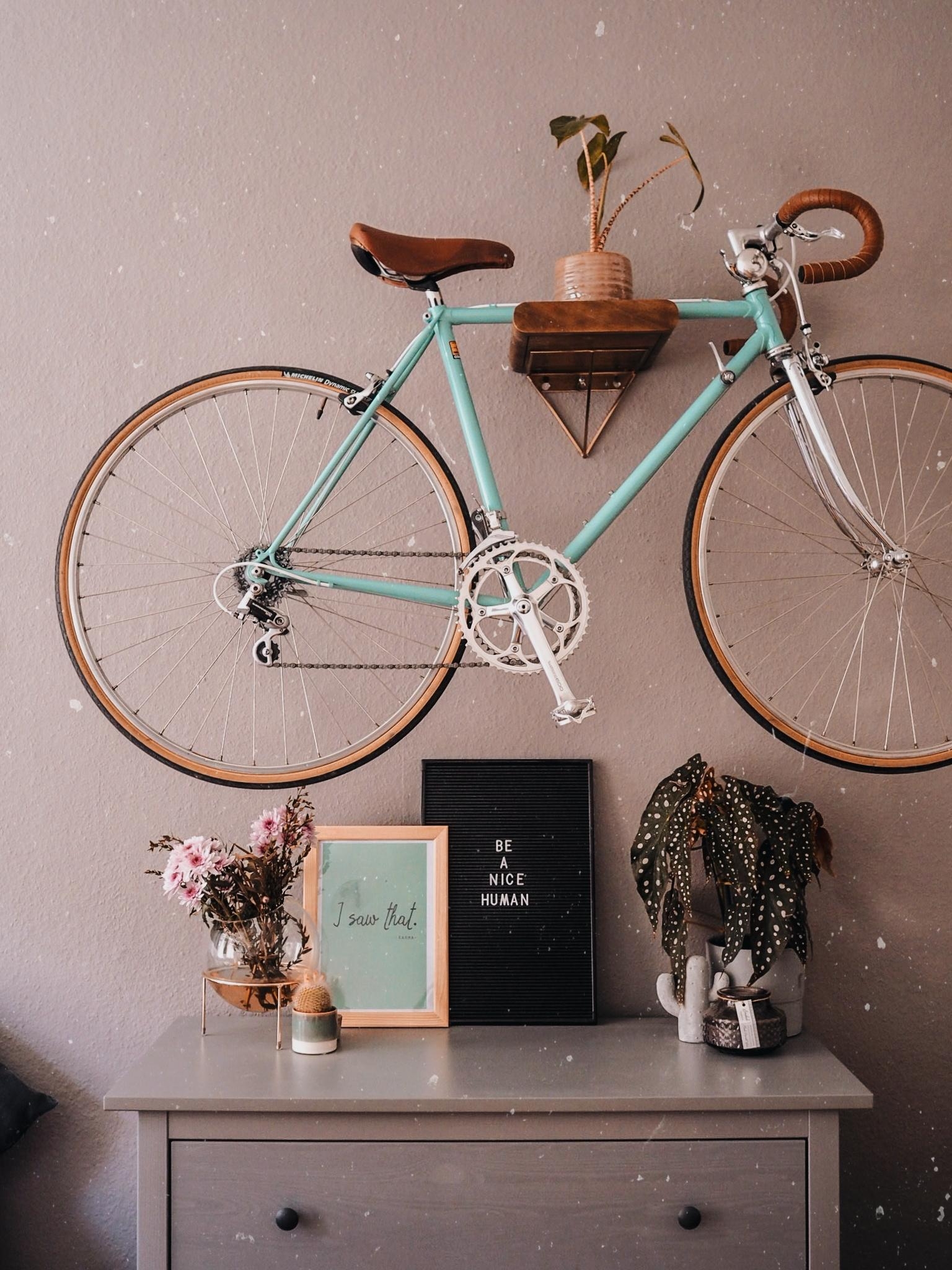 Die neue Wandfarbe gefällt mir ziemlich gut in der Kombi mit meinem Fahrrad. 
#velo #grauewand #plants