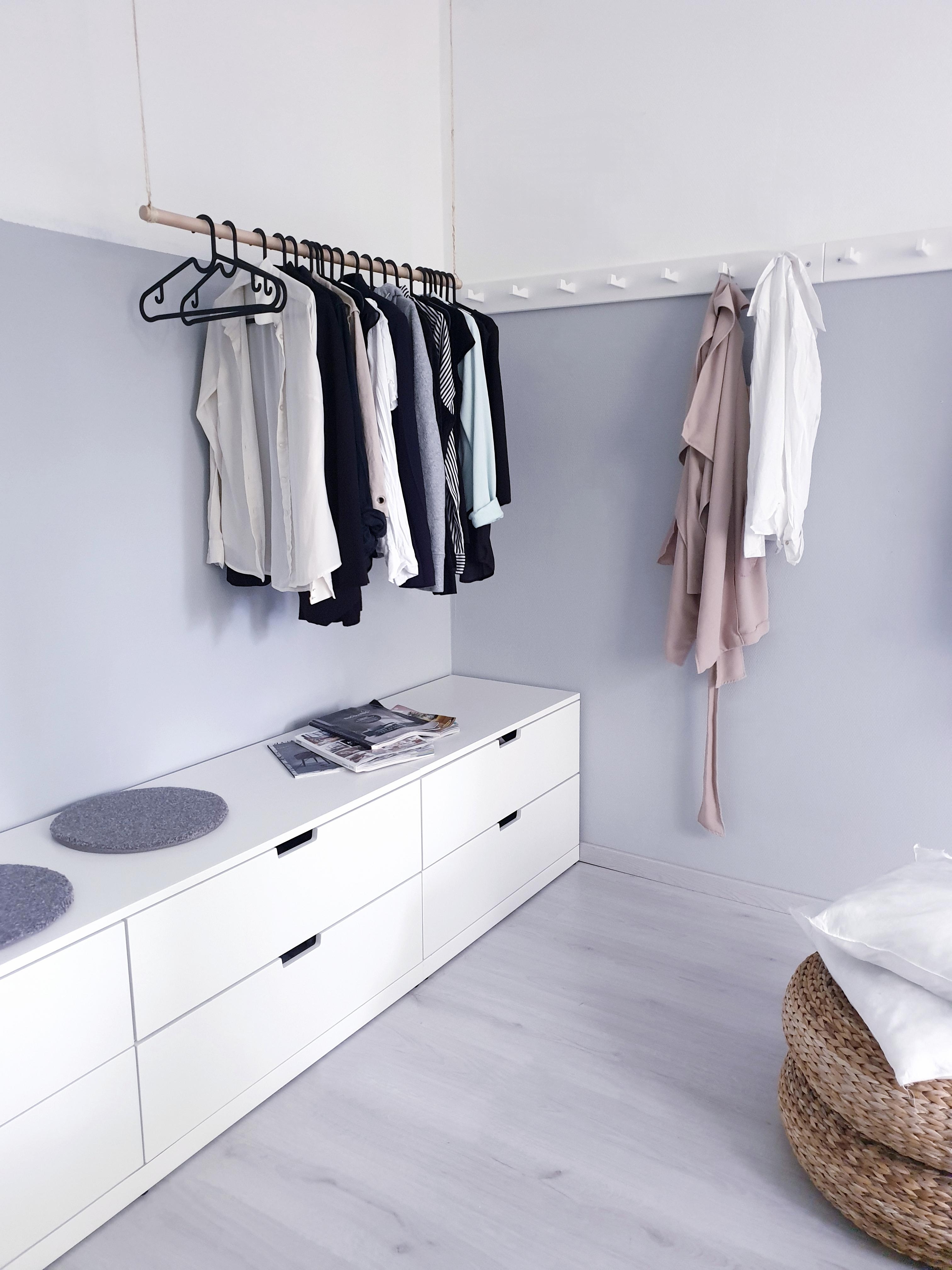 Die offene Variante eines Kleiderschranks 🙃
#kleiderstange #garderobe #kleiderhaken #minimalistisch #kommode 
