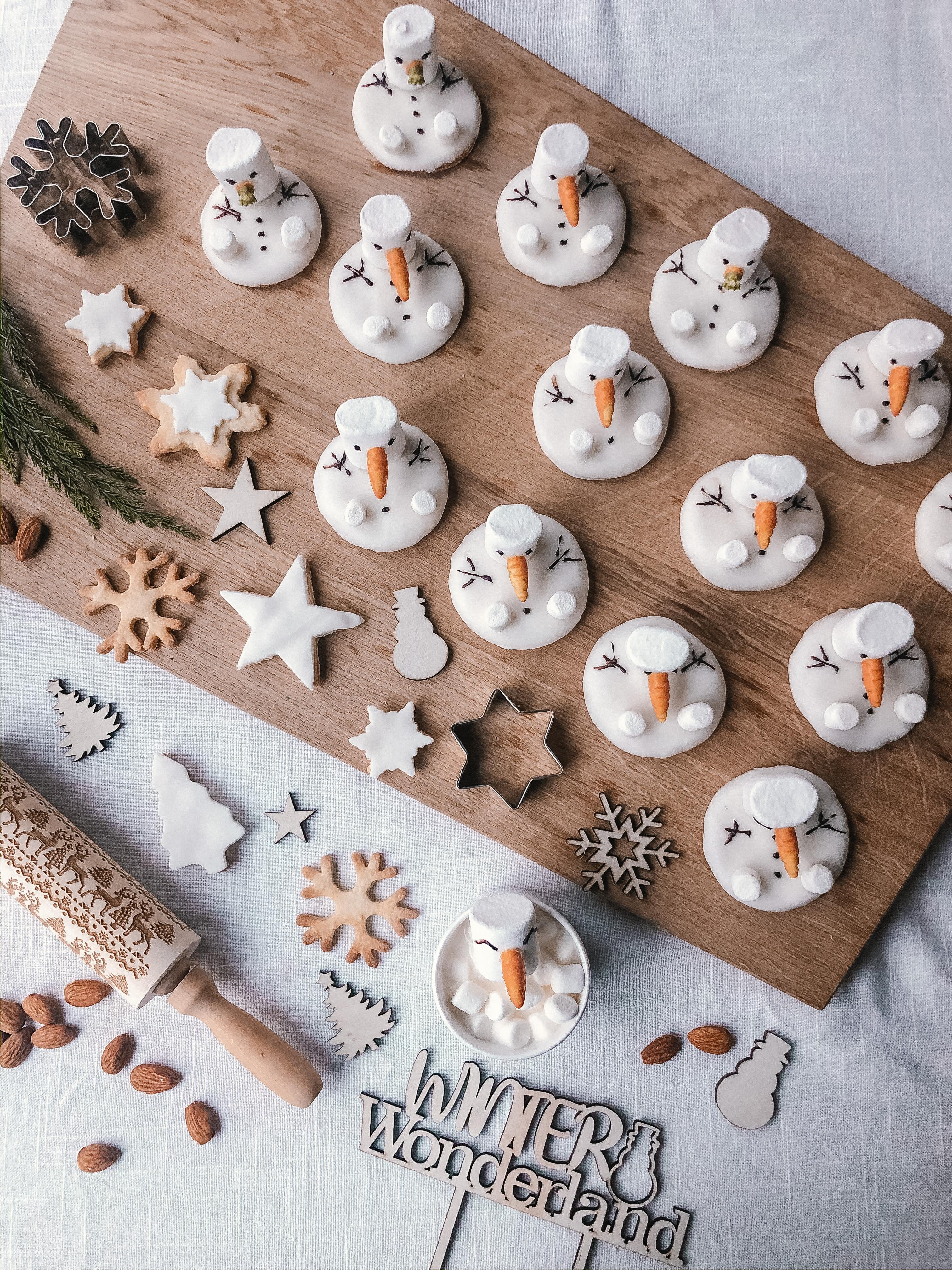 Die Olafhorde von oben ⛄️
#foodflatlay #rezepte #weihnachtsbäckerei #christmasiscoming