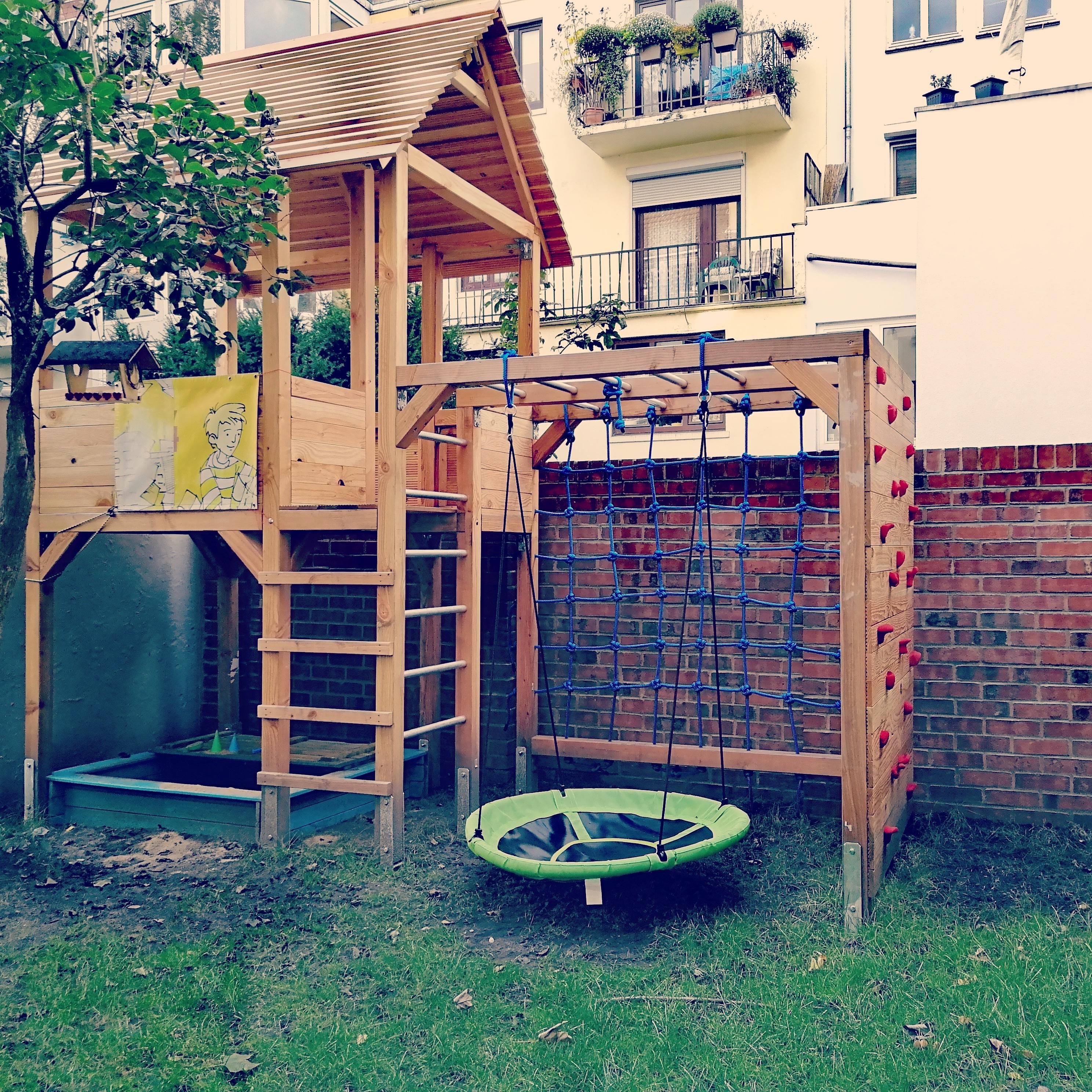 Die passgenaue Spielecke ist fast fertig...#diy #livingwithkids #urbangardening #playground #backyard #spielturm #outdo