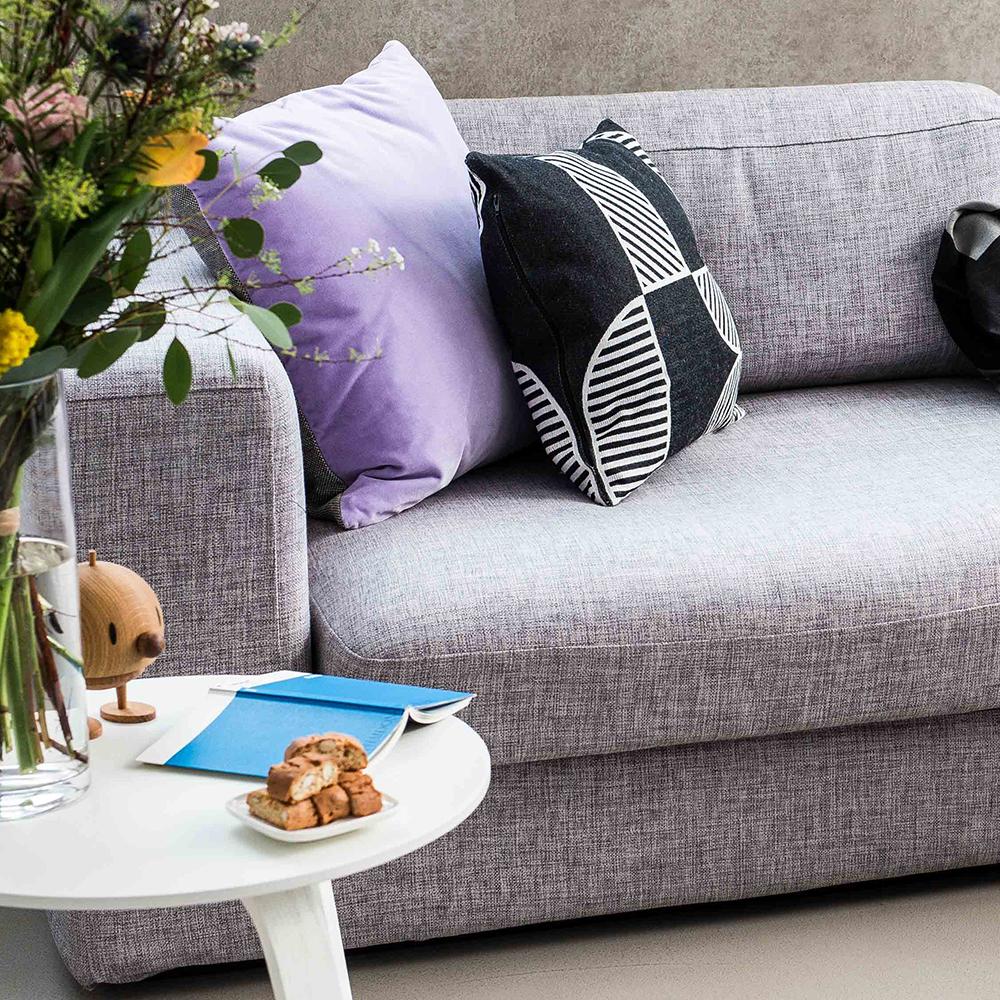 Die perfekte Auszeit auf dem Sofa #wohnzimmer #kissen #sofakissen #sofa #grauessofa ©Schöner Wohnen / Johannes Zettel