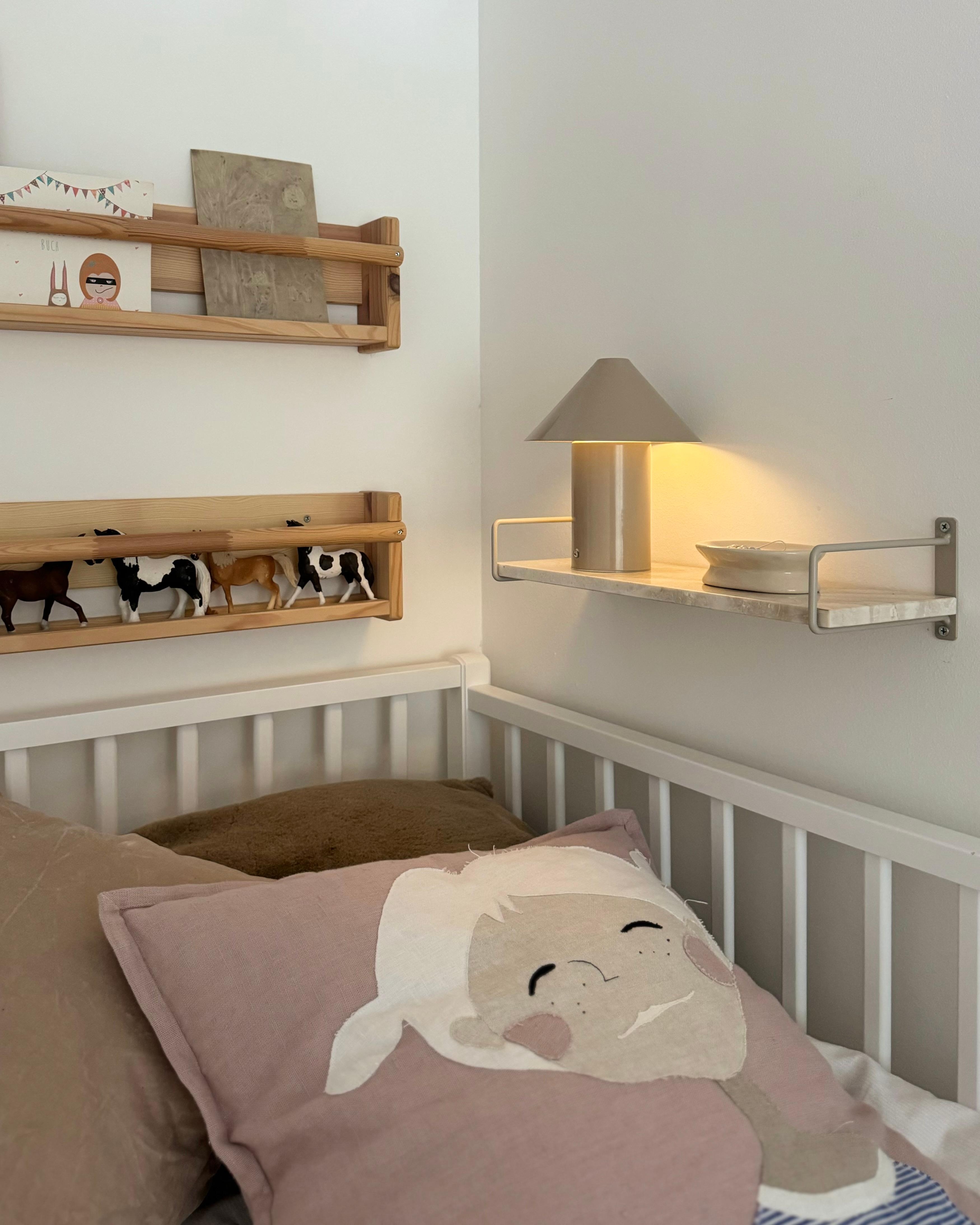 Die Regale möchten wir noch in „Leinen“ streichen

#kinderzimmer #nachttisch #hochbett #marmor #lampe #regal 