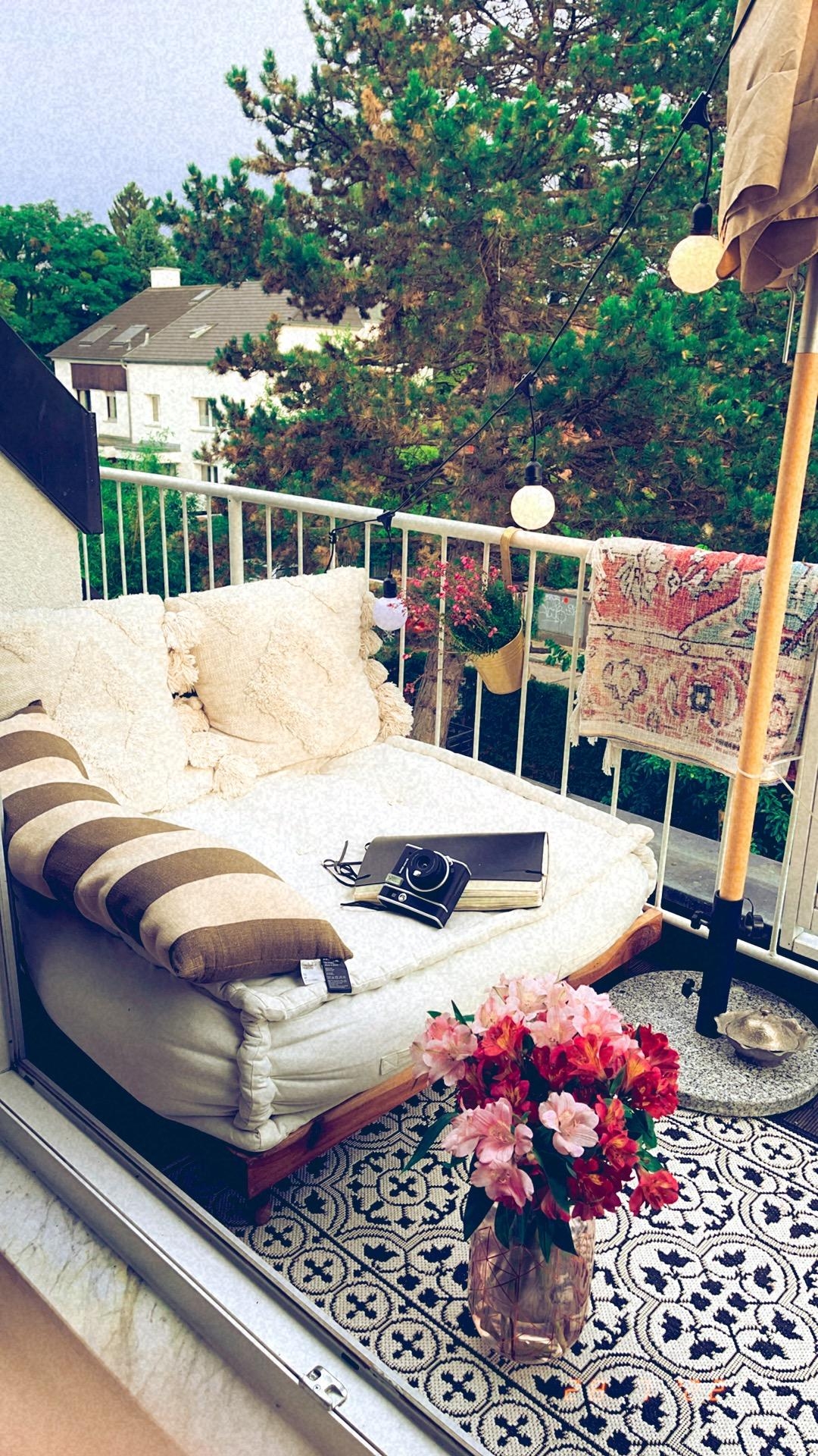 Die Ruhe am Abend auf Deinem Balkon. Tagebuch schreiben, dem Wind zuhören und dankbar sein. #dankbar#liebe#balkon#summer