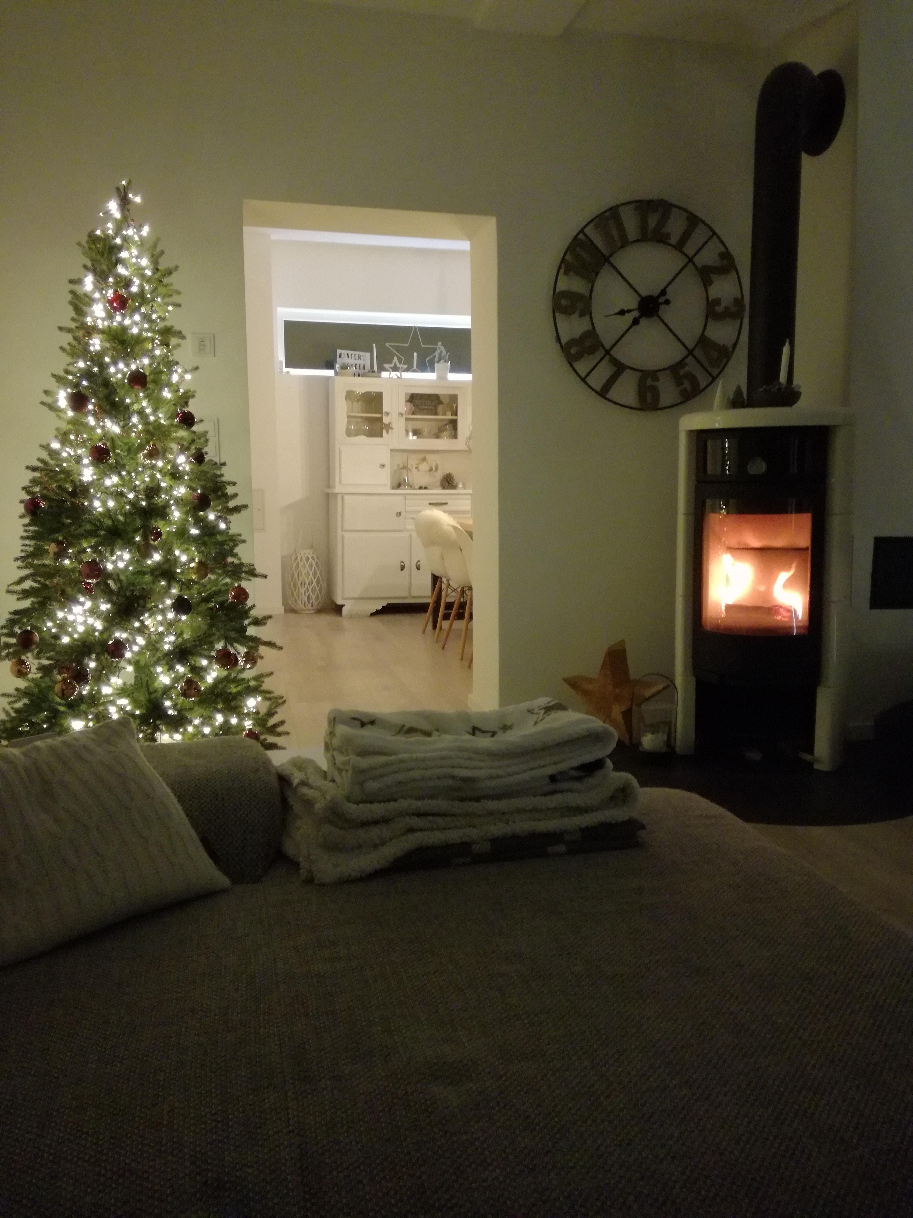 Die Ruhe kehrt ein...

#Wohnzimmer #Kamin #Contura #Weihnachtsbaum #altesbuffet #ruhigerabend #advent