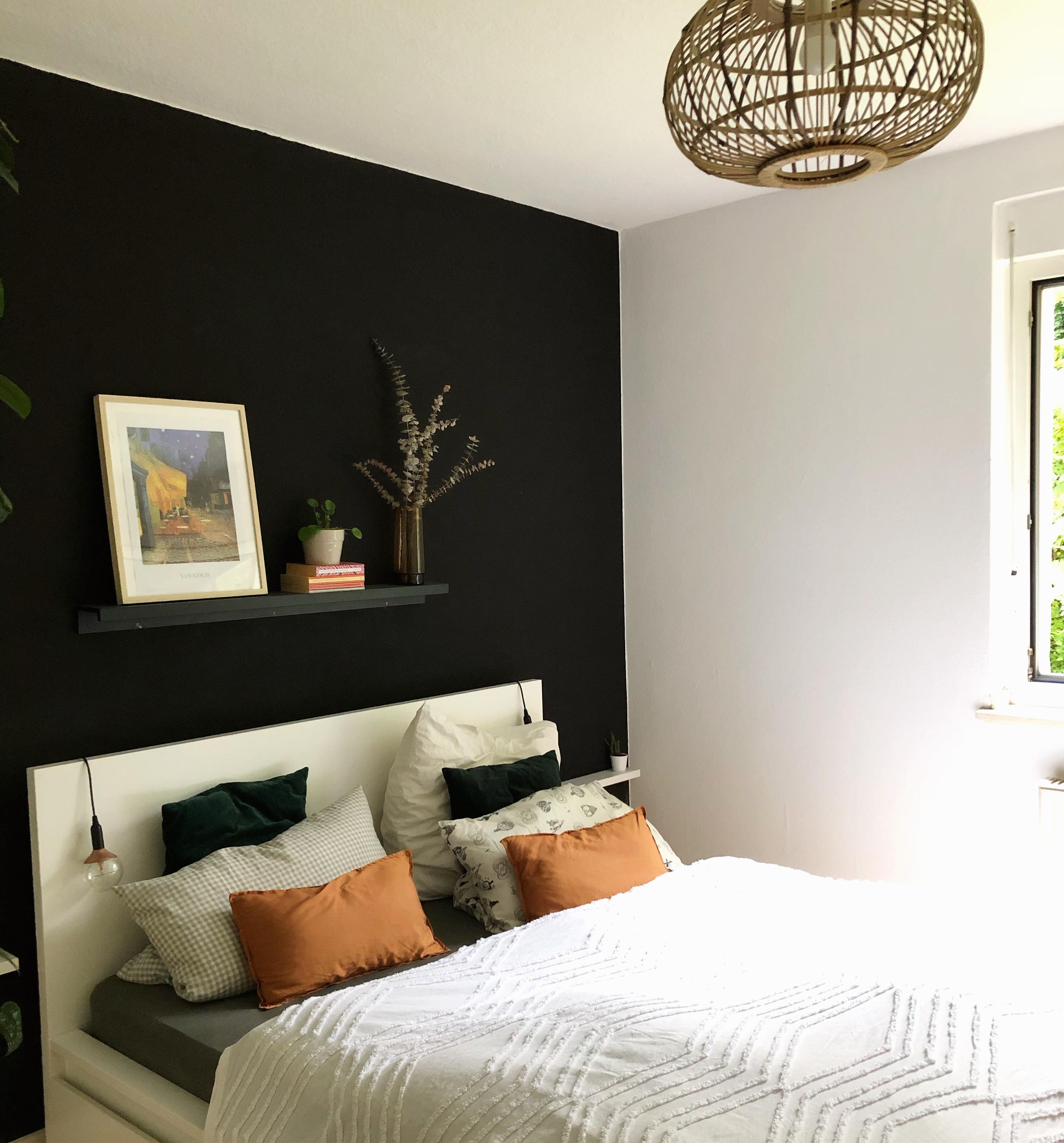 Die schwarze Wand war die beste Idee! #blackwall #scandiliving #schlafzimmer #altbau