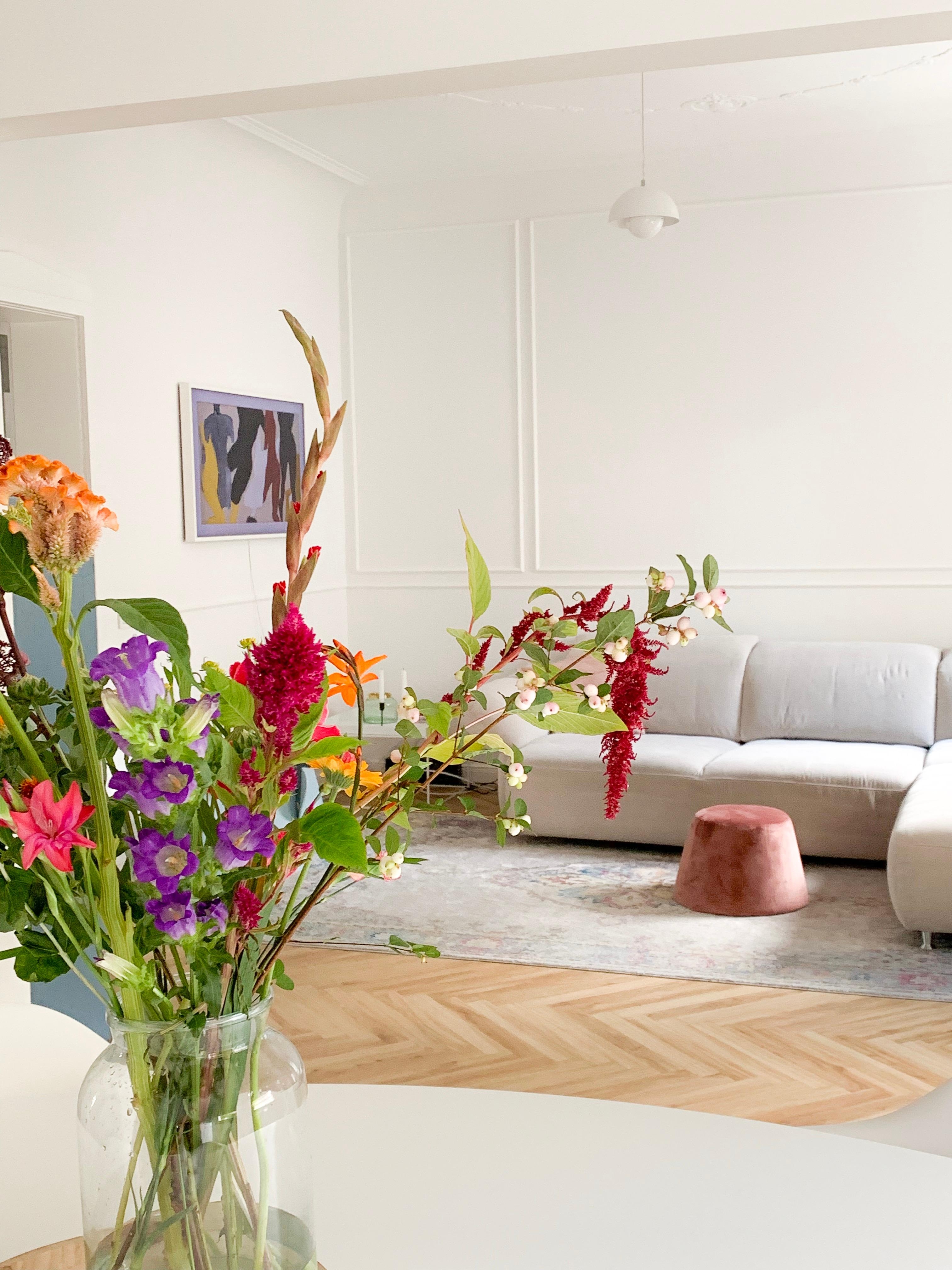 Die selbstangebrachten Stuckleisten  verleihen dem Raum so viel Gemütlichkeit #livingchallenge #wohnzimmergestaltung